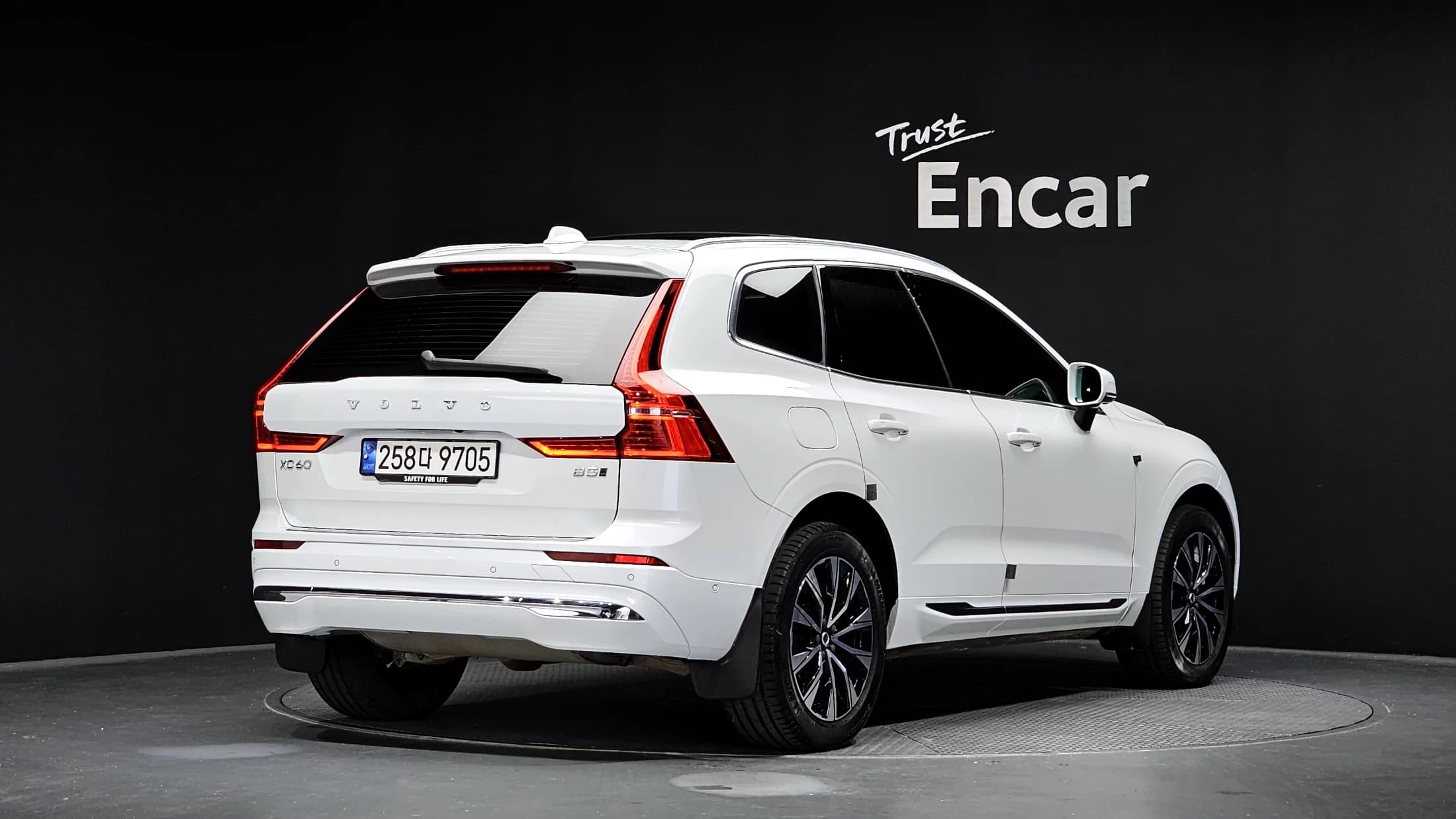 Volvo XC60 B5 Ultimate Bright, 2023 г. 35264 км. — фото 2