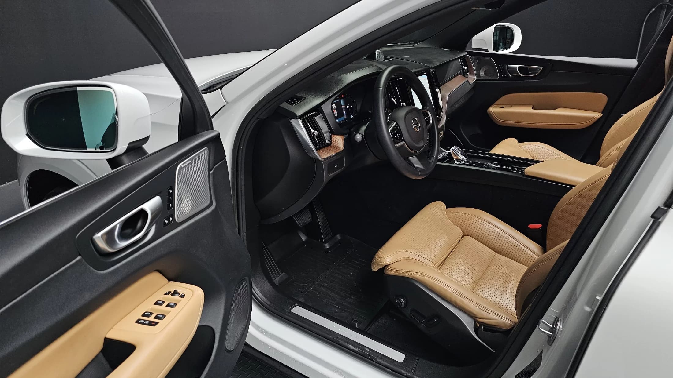 Volvo XC60 B5 Ultimate Bright, 2023 г. 35264 км. — фото 11