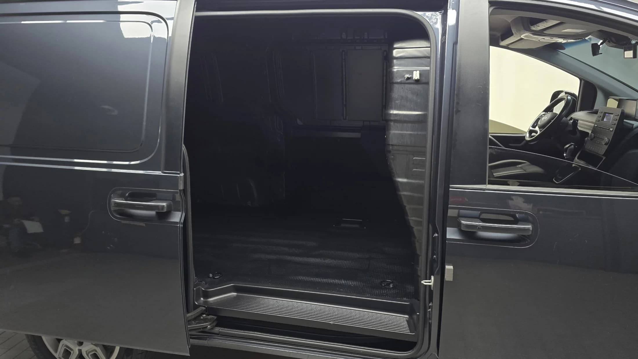 Hyundai Staria Cargo 3-Seater Modern, 2022 г. 138151 км. — фото 12