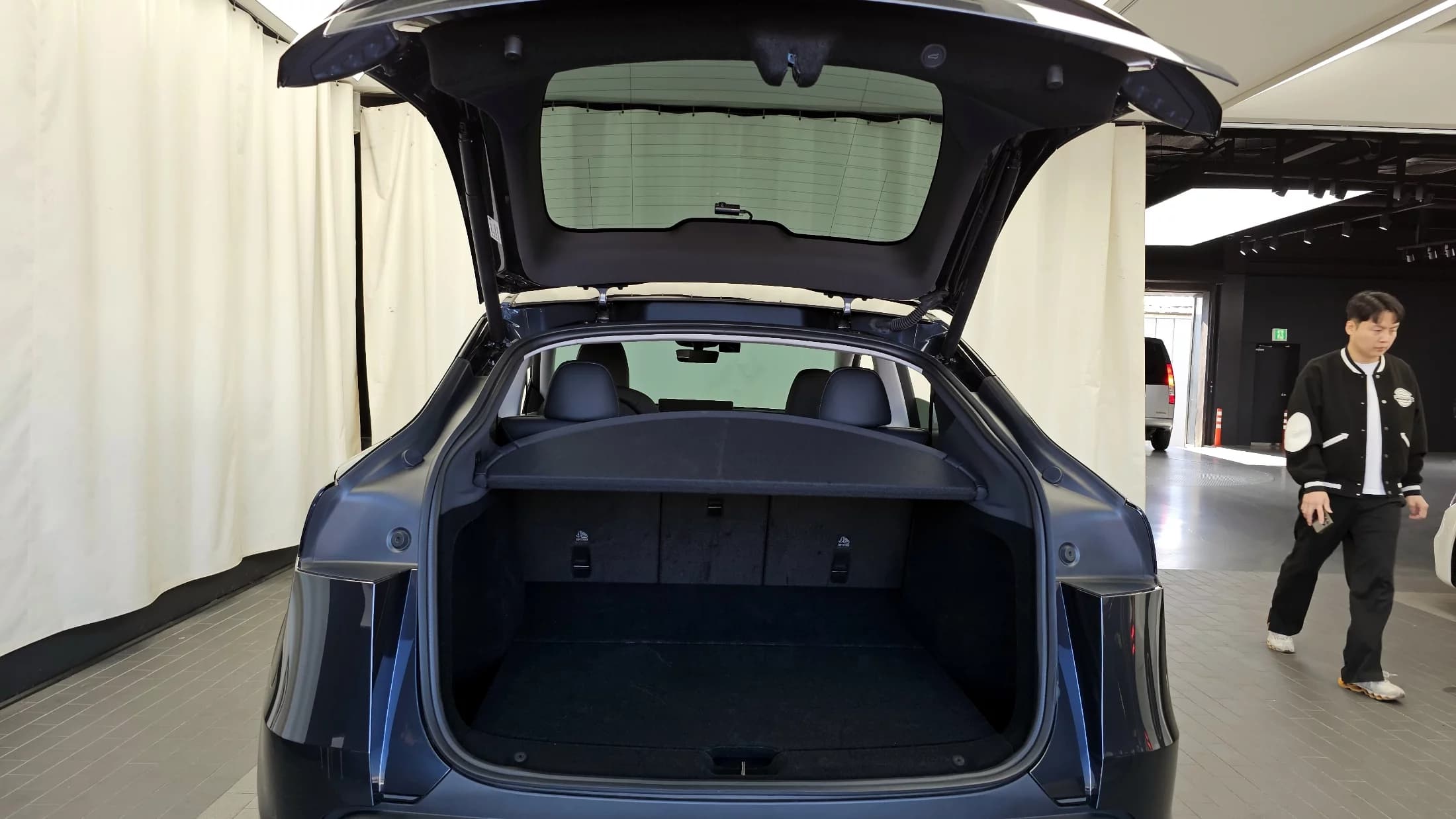 Tesla Model Y RWD, электромобиль, 2025 г. 4038 км. — фото 20