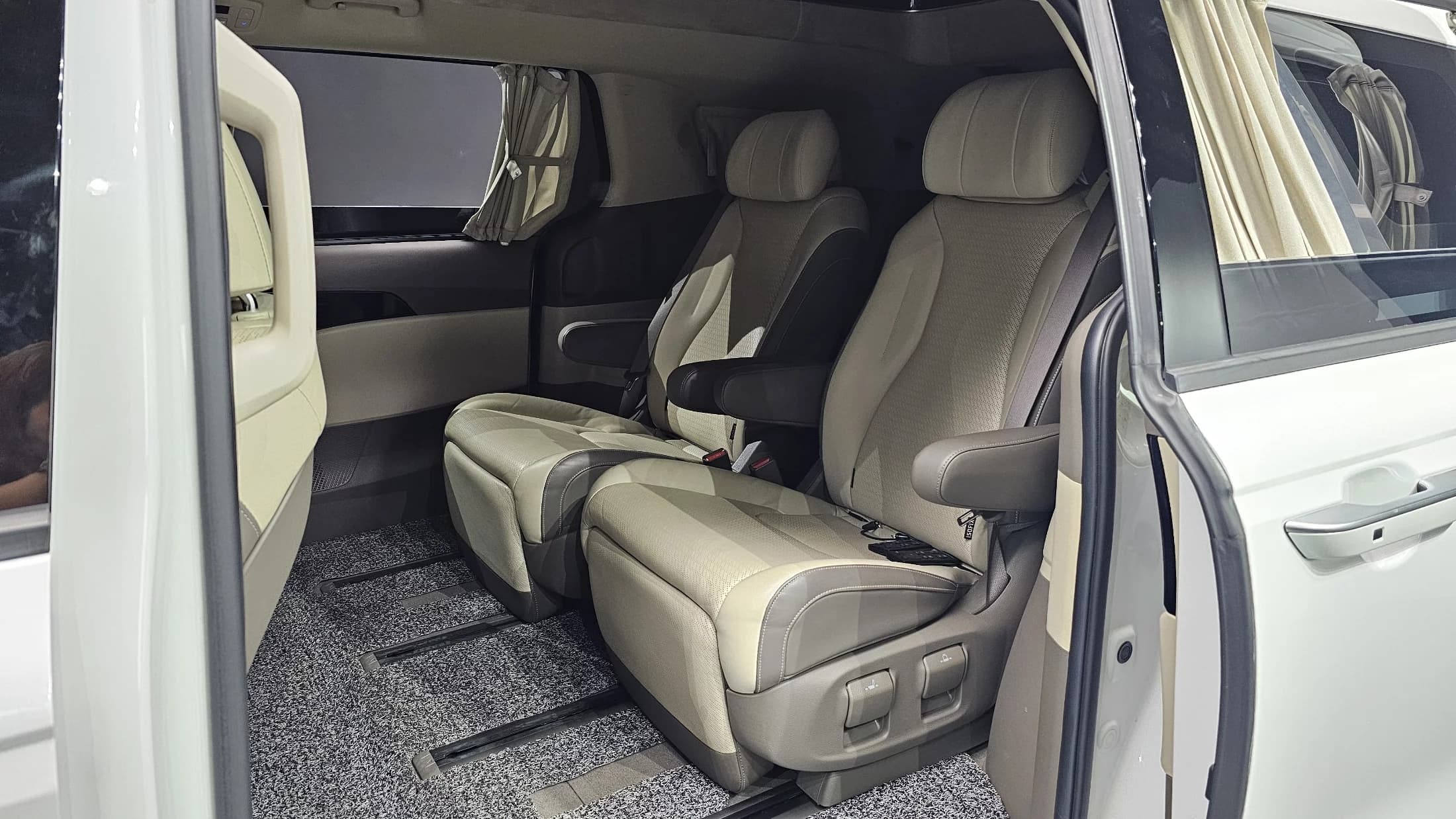 Kia Carnival Gasoline 7-Seater Hi-Limousine Signature, 2021 г. 135317 км. — фото 12