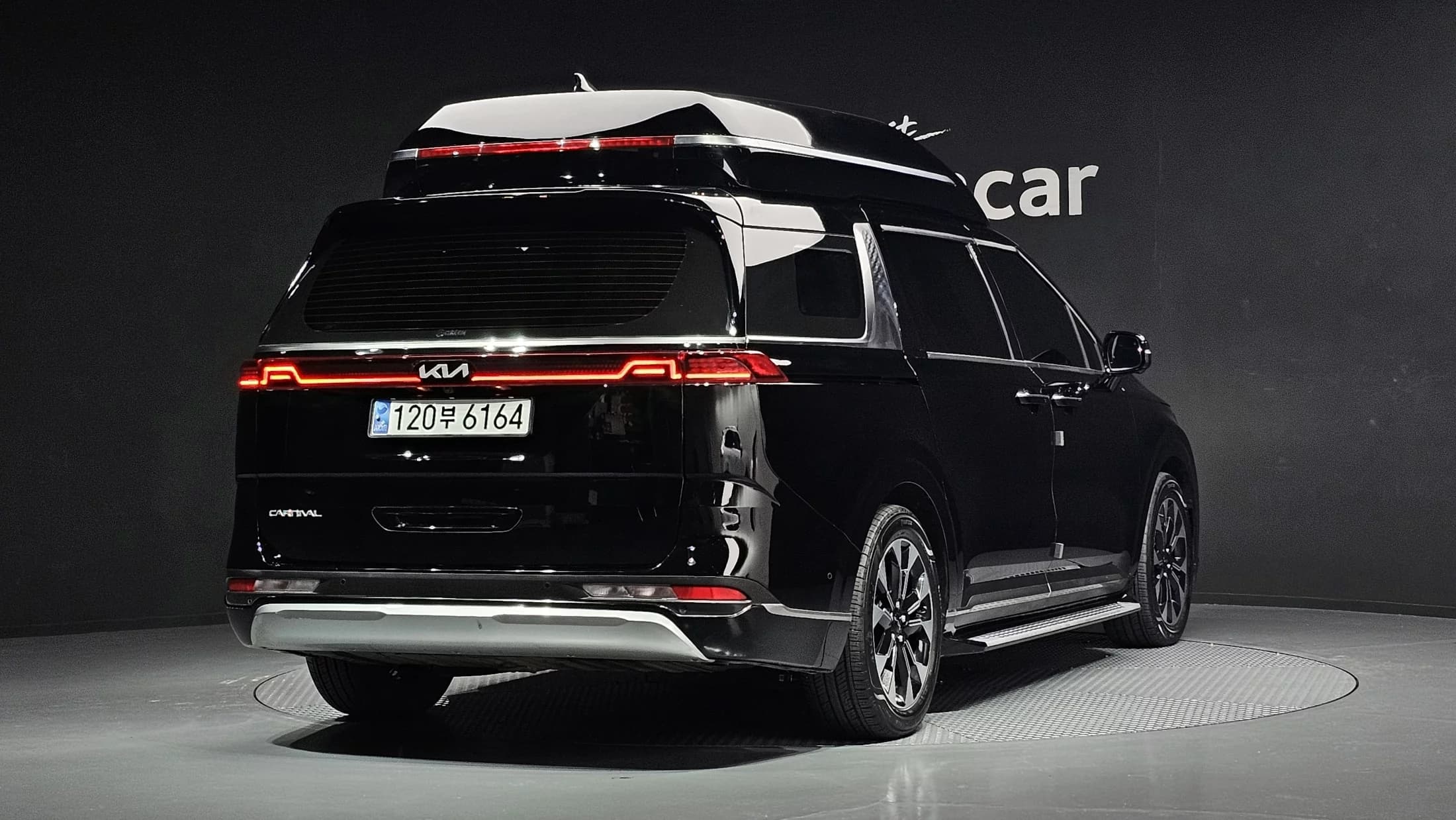 Kia Carnival 7-Seater Hi-Limousine Signature, 2023 г. 64385 км. — фото 2