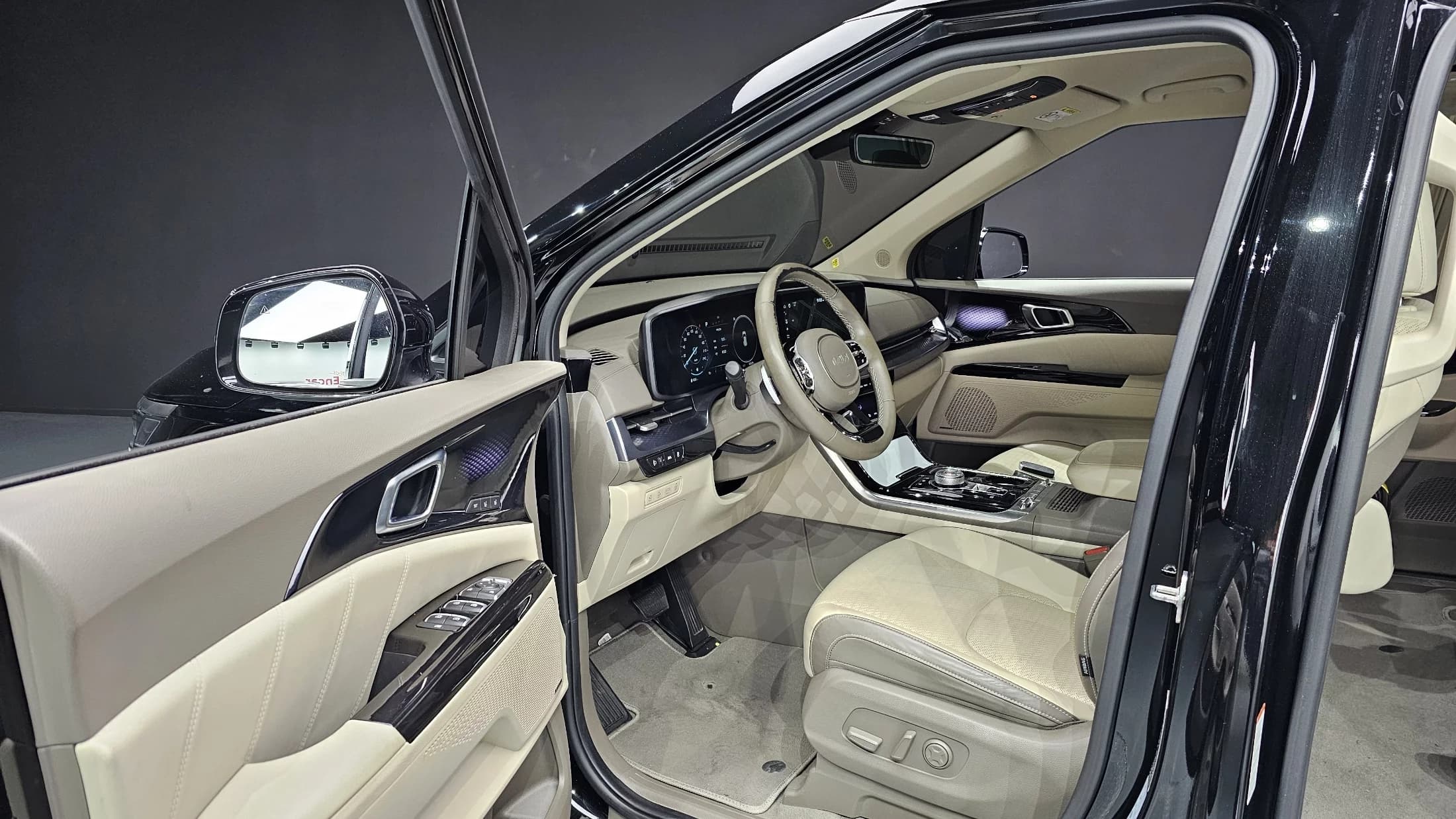 Kia Carnival 7-Seater Hi-Limousine Signature, 2023 г. 64385 км. — фото 11