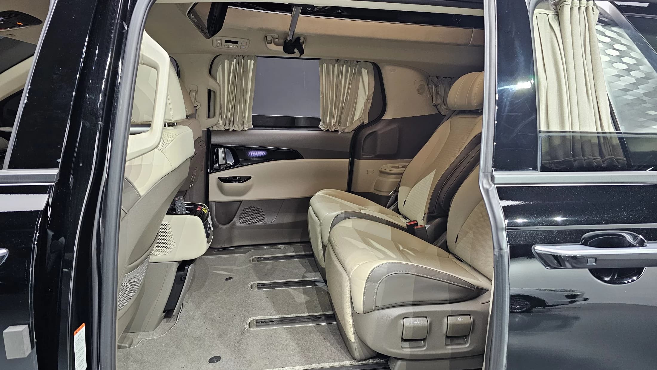 Kia Carnival 7-Seater Hi-Limousine Signature, 2023 г. 64385 км. — фото 12