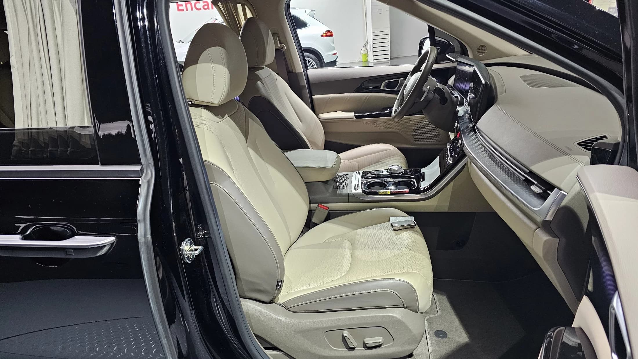 Kia Carnival 7-Seater Hi-Limousine Signature, 2023 г. 64385 км. — фото 10