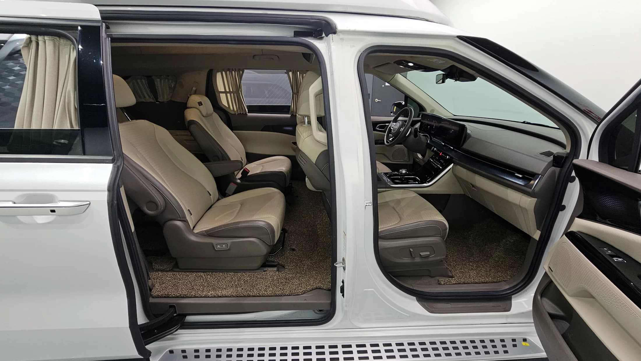 Kia Carnival 9-Seater Hi-Limousine Signature, 2021 г. 26385 км. — фото 11
