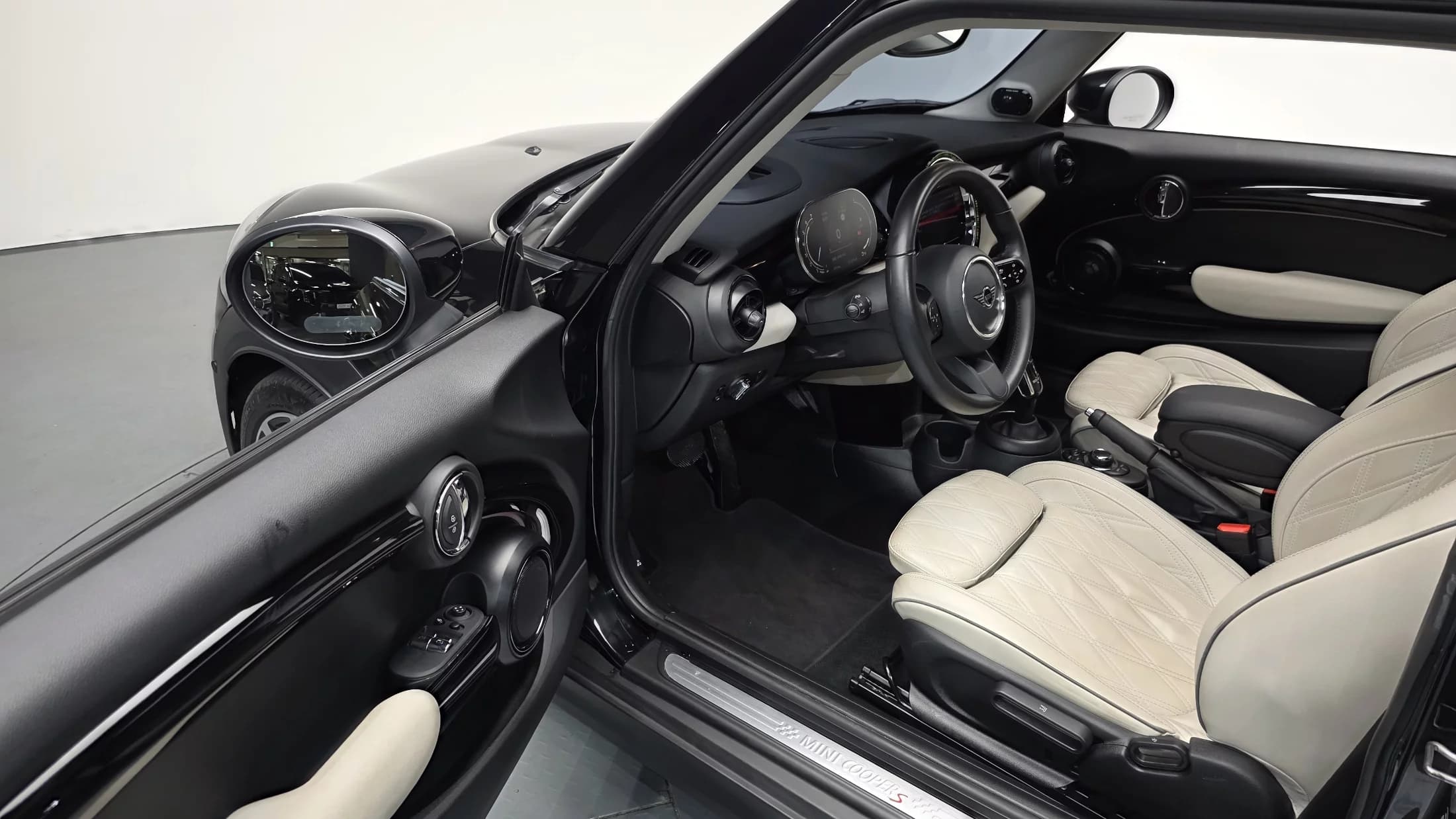 MINI Cooper Classic Third Generation, 2022 г. 61779 км. — фото 10