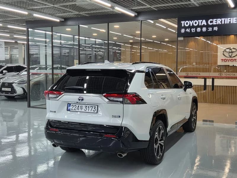 Toyota RAV4 2.5 4WD PHEV, гибрид, 2024 г. 8980 км. — фото 2