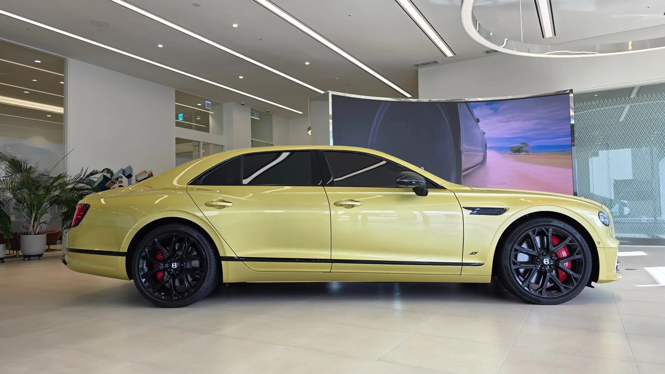 Bentley Flying Spur 4.0 S, 2024 г. 3572 км. — фото 4