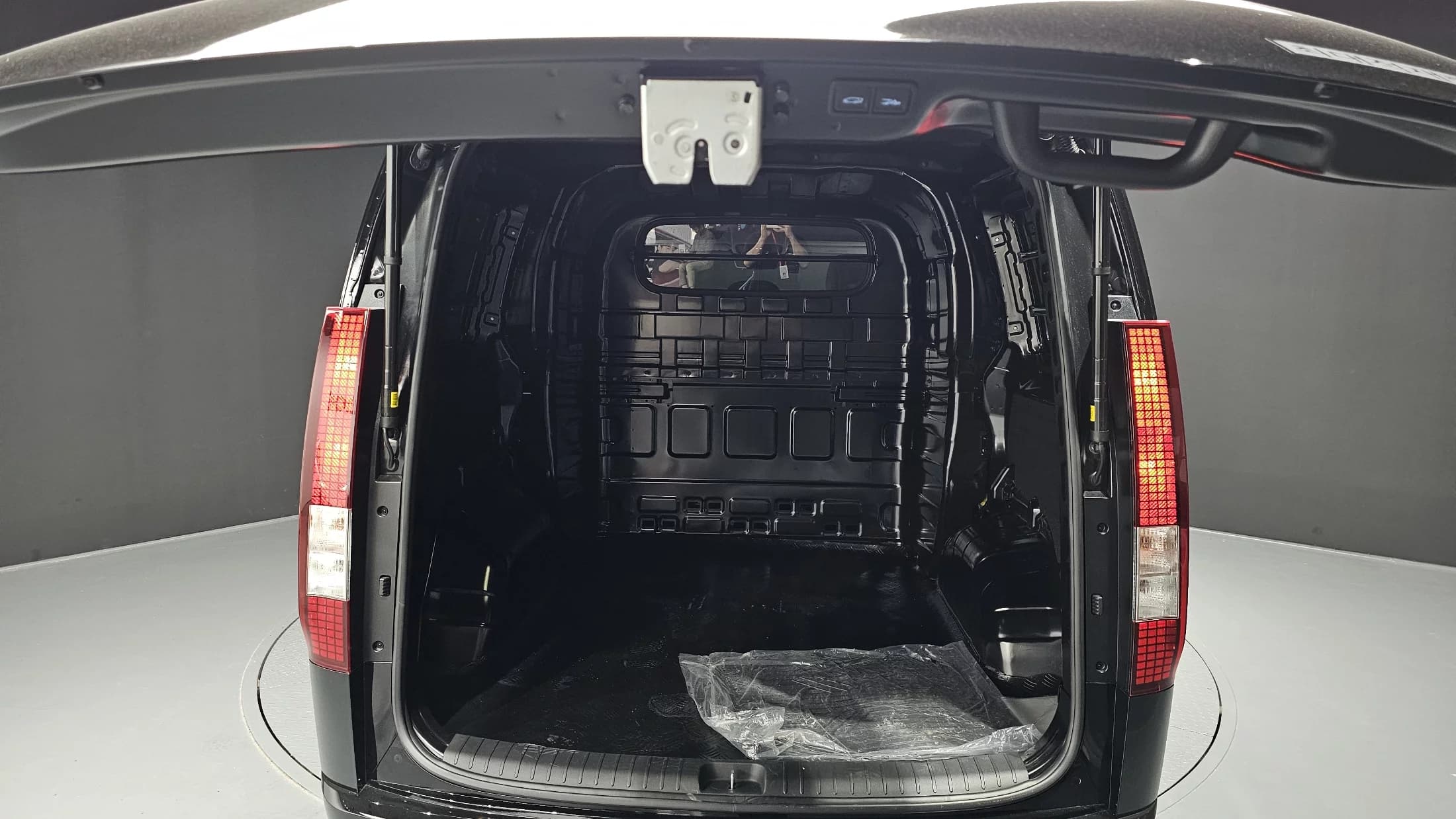 Hyundai Staria L3.5 Cargo 5-Seater Modern, 2025 г. 5728 км. — фото 39