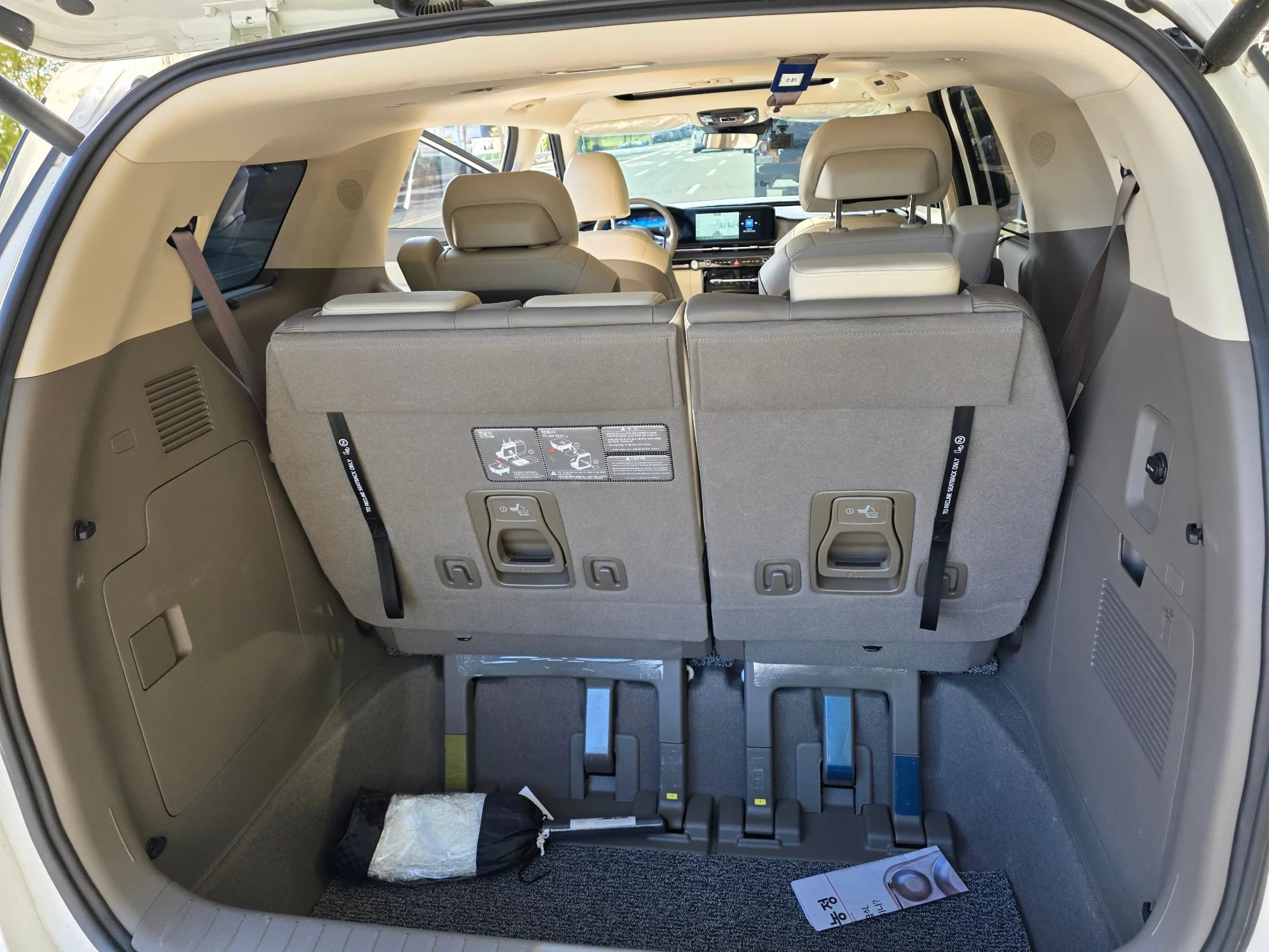 Kia Carnival 7-Seater Signature, 2023 г. 32725 км. — фото 19