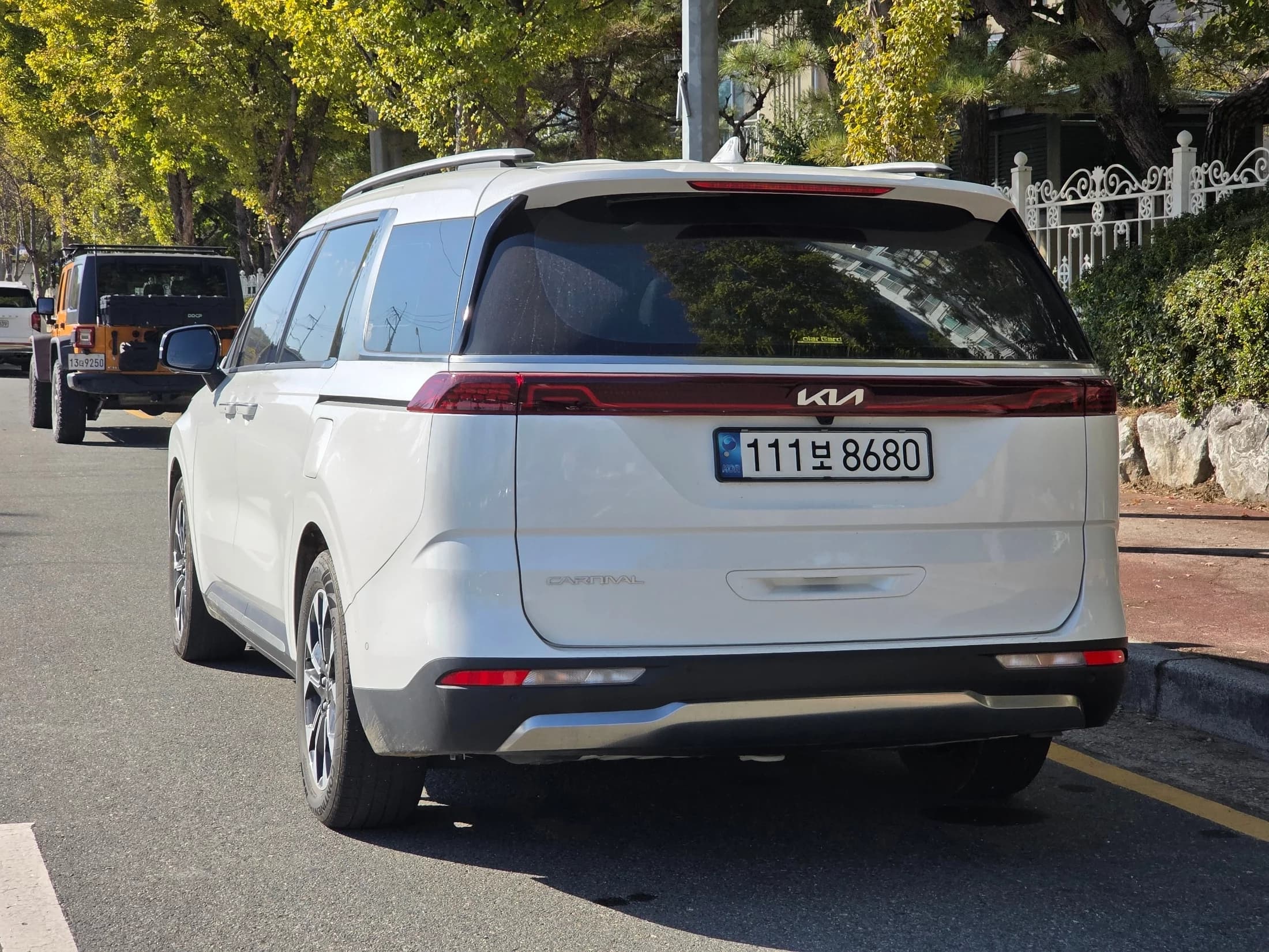 Kia Carnival 7-Seater Signature, 2023 г. 32725 км. — фото 3