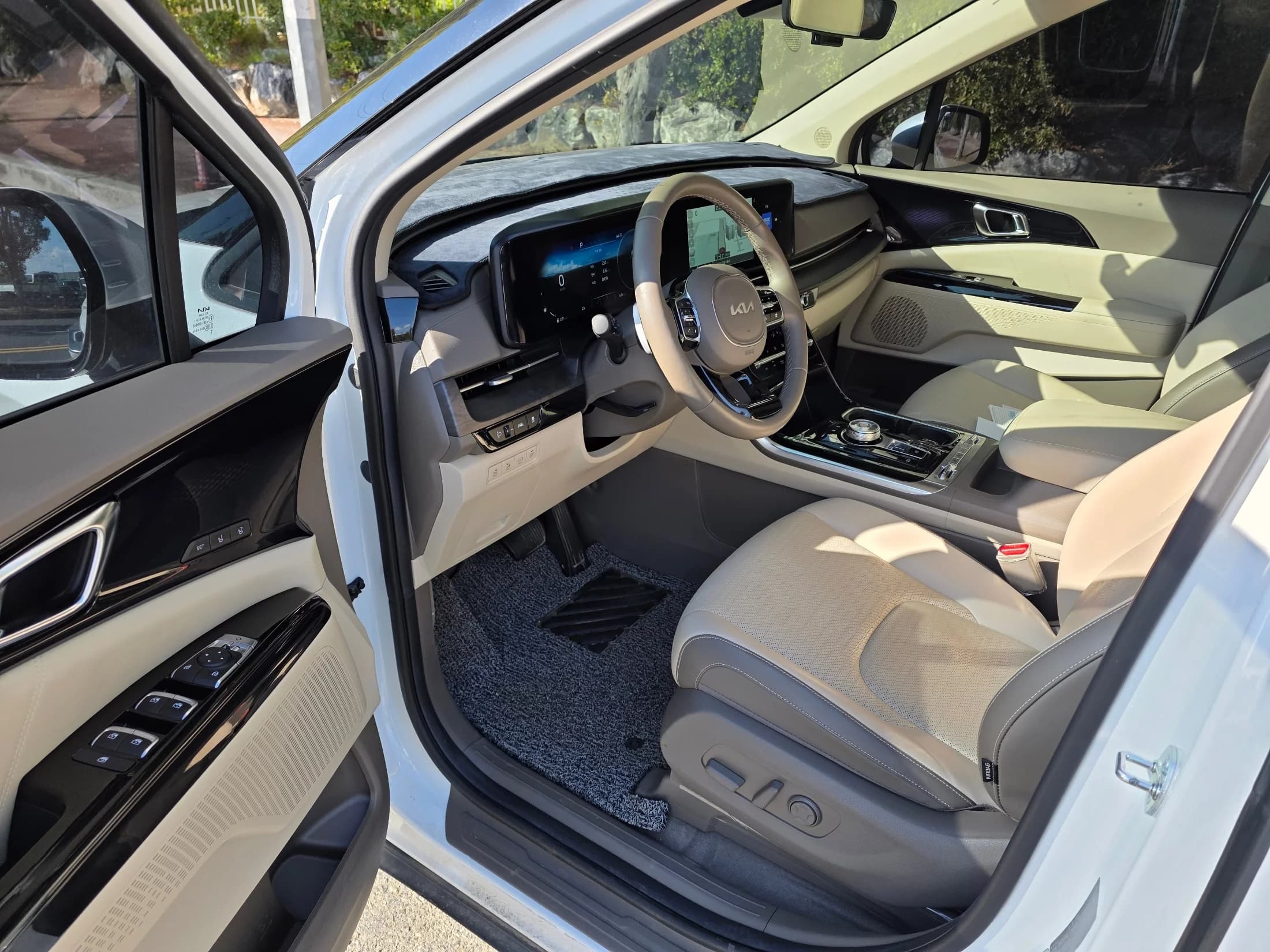 Kia Carnival 7-Seater Signature, 2023 г. 32725 км. — фото 6