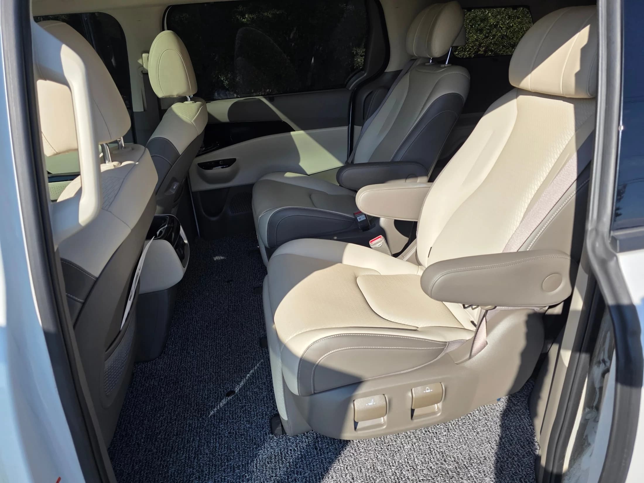 Kia Carnival 7-Seater Signature, 2023 г. 32725 км. — фото 7