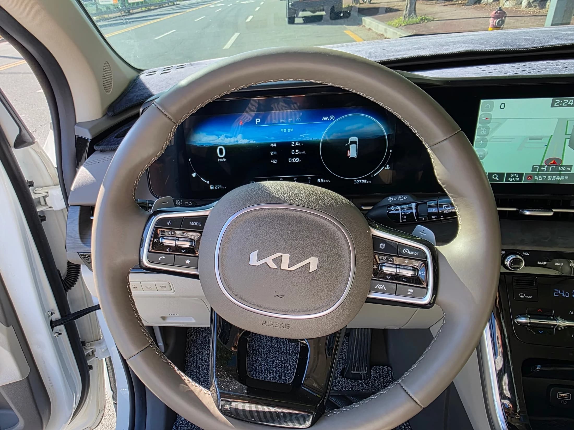 Kia Carnival 7-Seater Signature, 2023 г. 32725 км. — фото 9