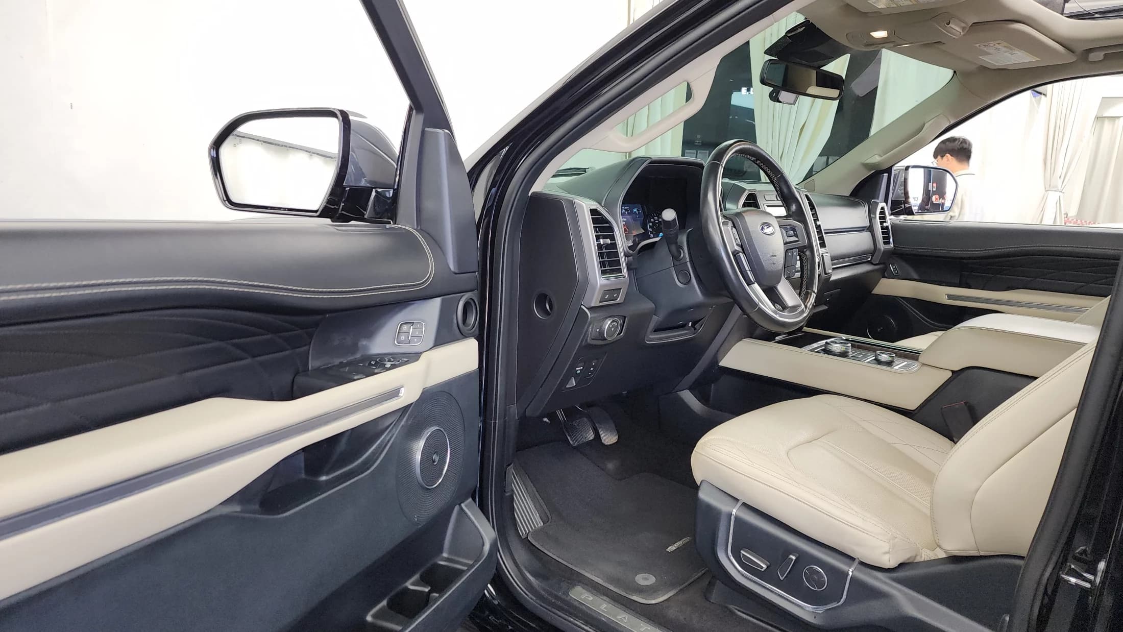 Ford EXPEDITION Platinum 4WD 7Seater, 2021 г. 50013 км. — фото 10