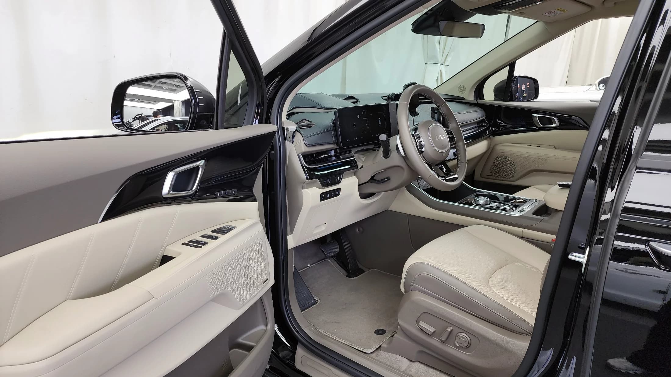 Kia Carnival Gasoline 9-Seater Gravity, 2024 г. 11376 км. — фото 10