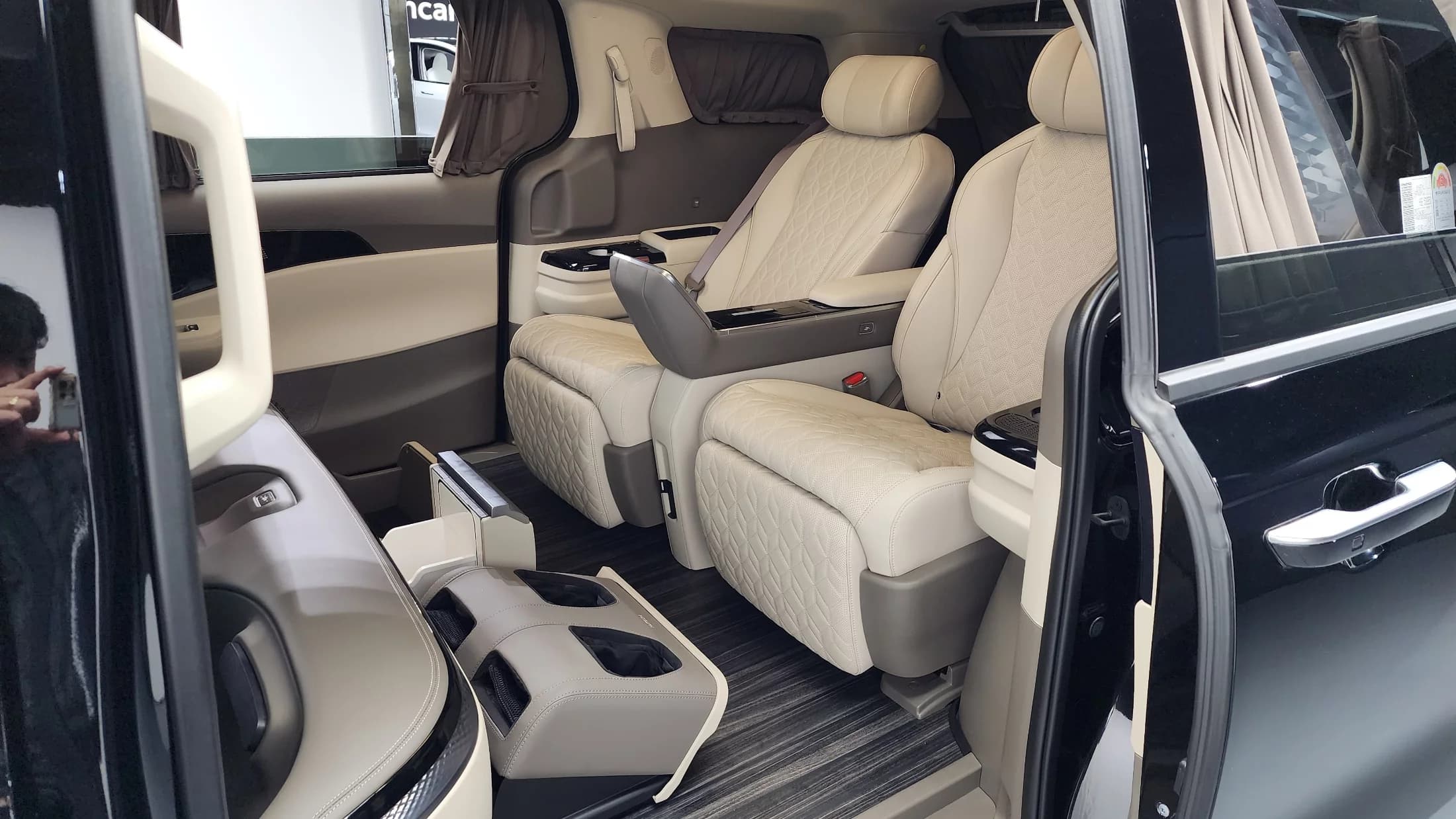 Kia Carnival Gasoline 4-Seater Hi Limousine Signature, 2025 г. 7079 км. — фото 12