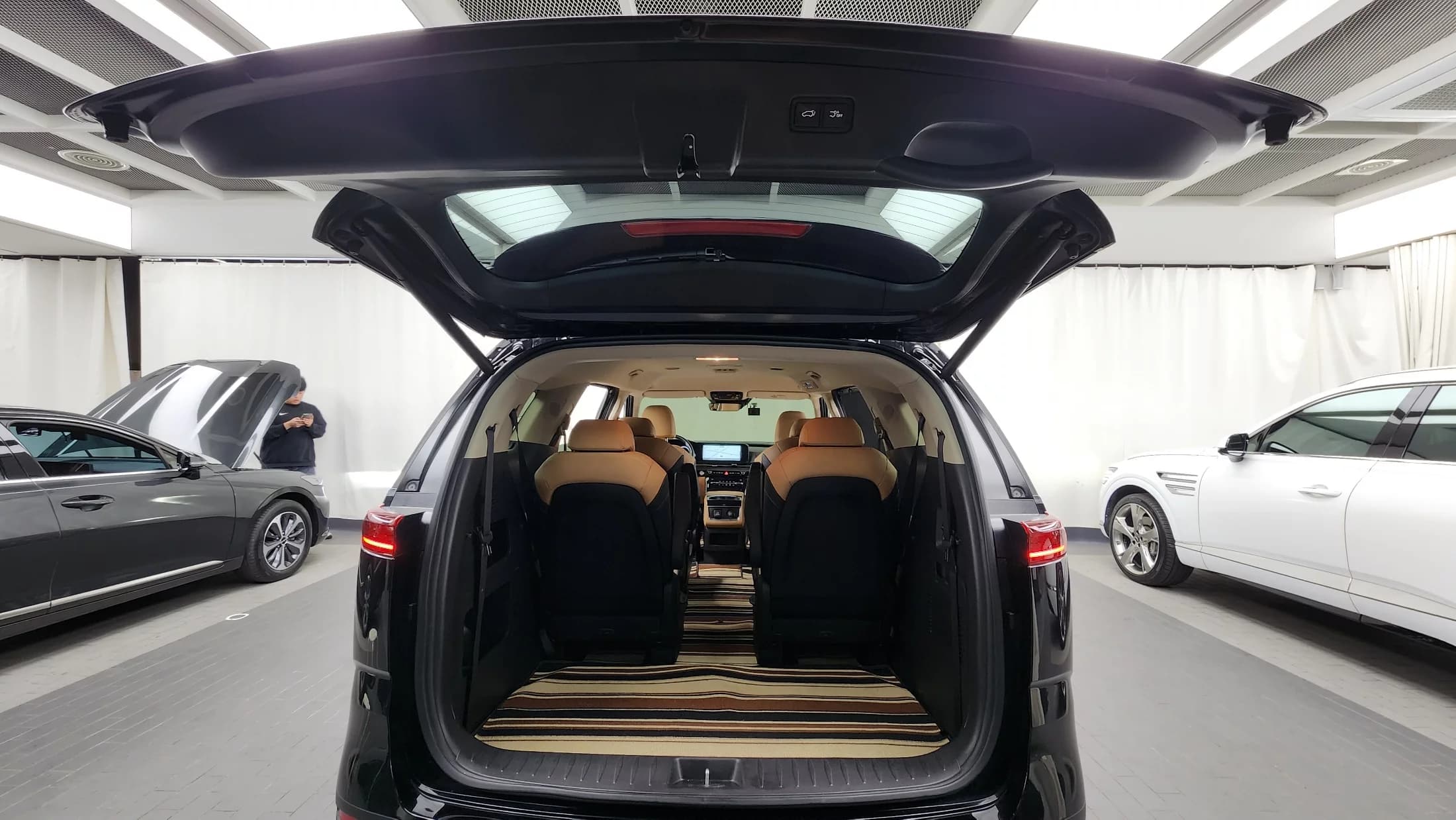 Kia Carnival Gasoline 9-Seater Signature, 2023 г. 49915 км. — фото 20