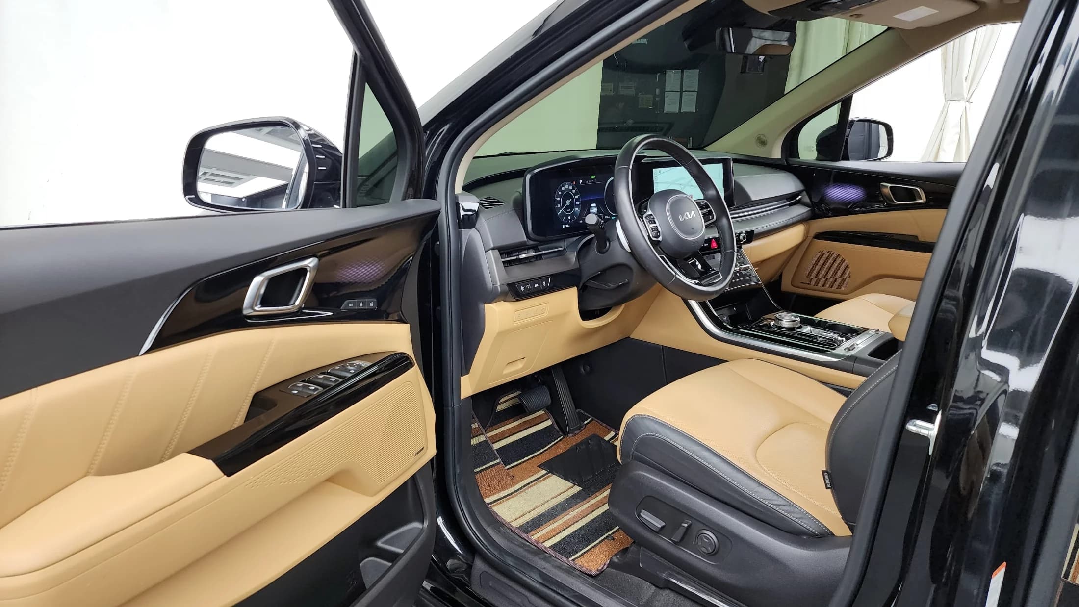 Kia Carnival Gasoline 9-Seater Signature, 2023 г. 49915 км. — фото 10