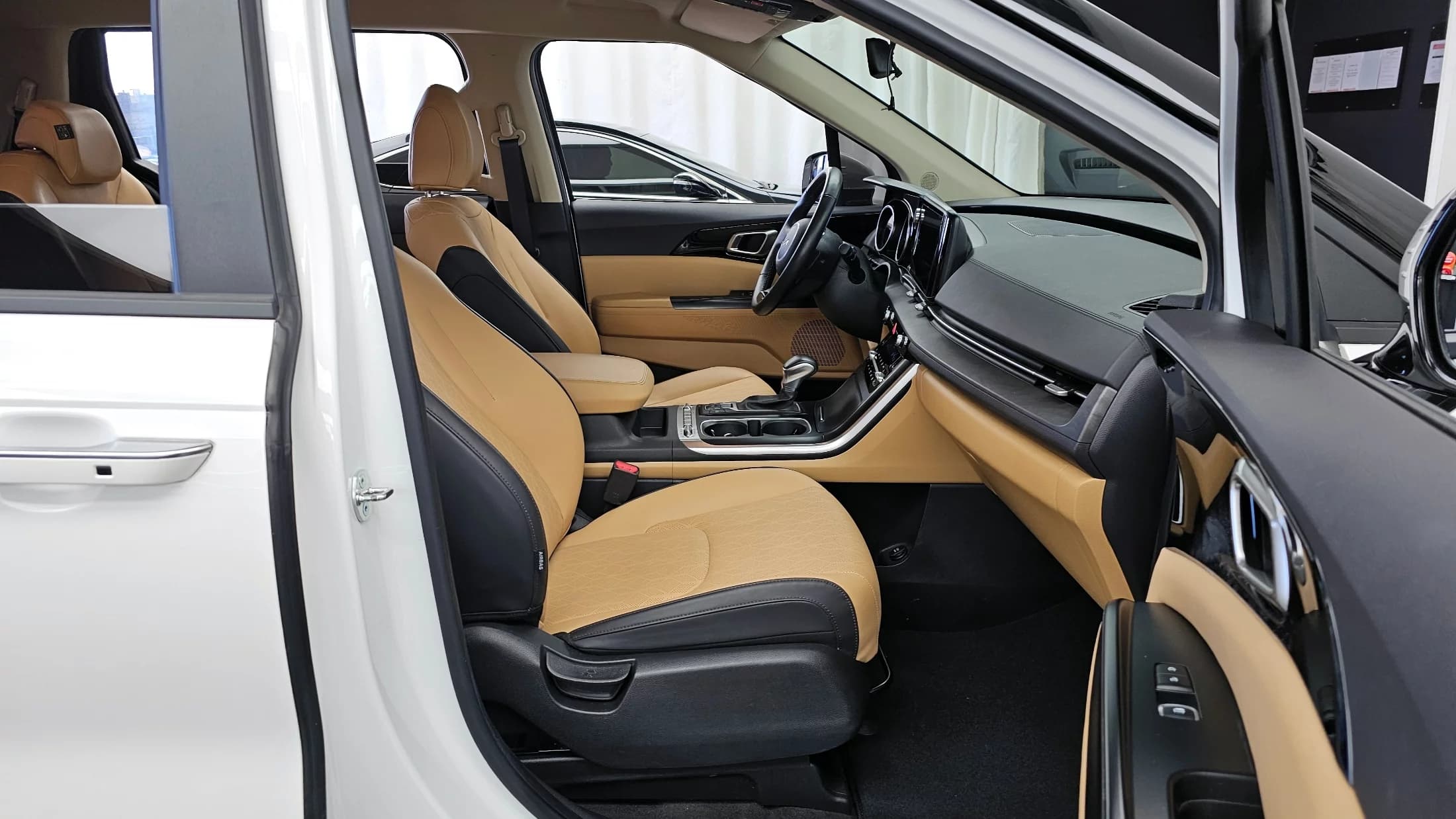 Kia Carnival 9-Seater Prestige, 2023 г. 108689 км. — фото 11