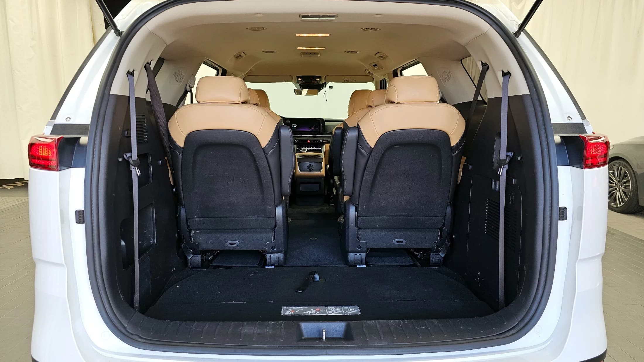 Kia Carnival 9-Seater Prestige, 2023 г. 108689 км. — фото 20