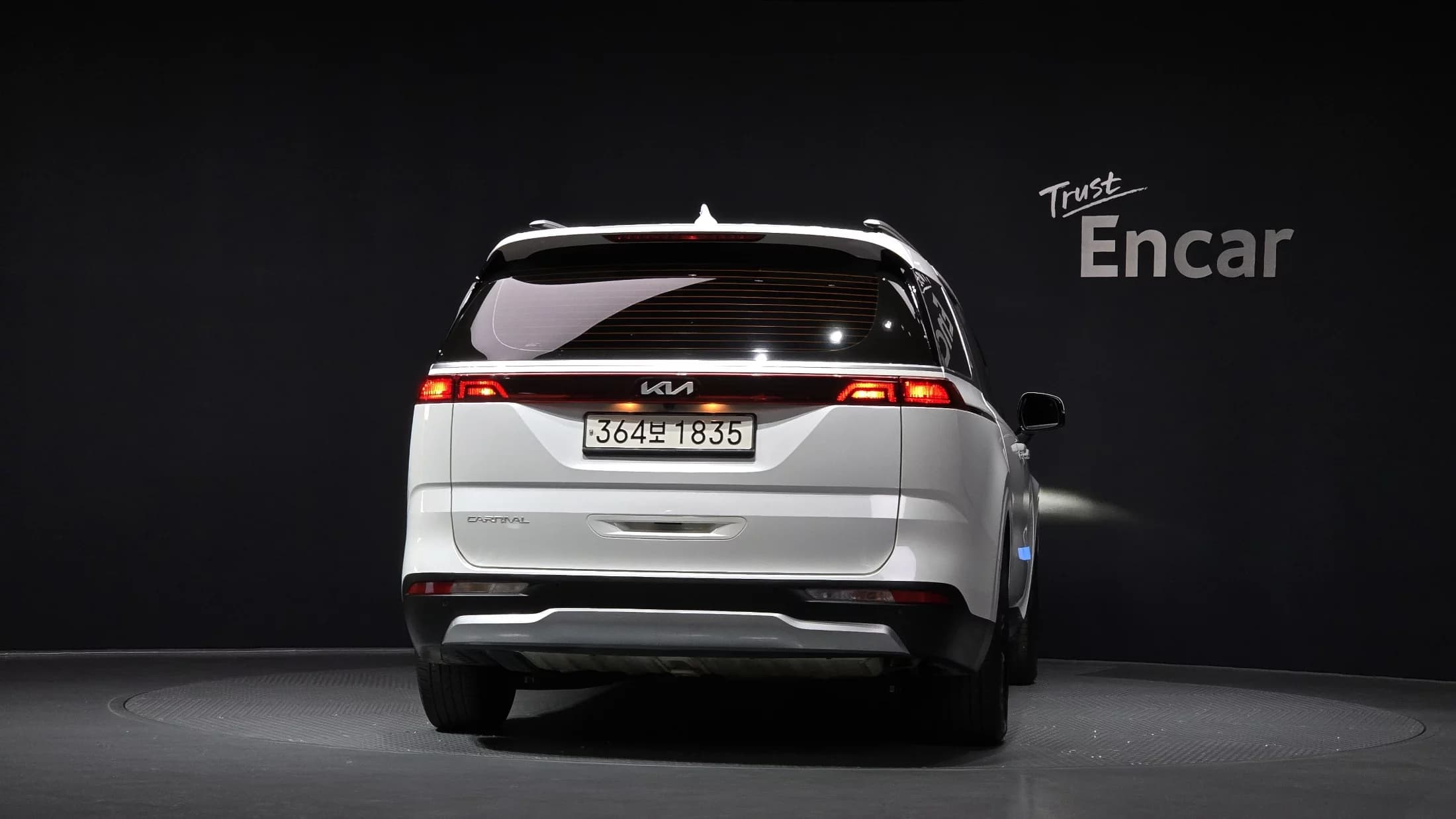 Kia Carnival 9-Seater Prestige, 2023 г. 108689 км. — фото 4