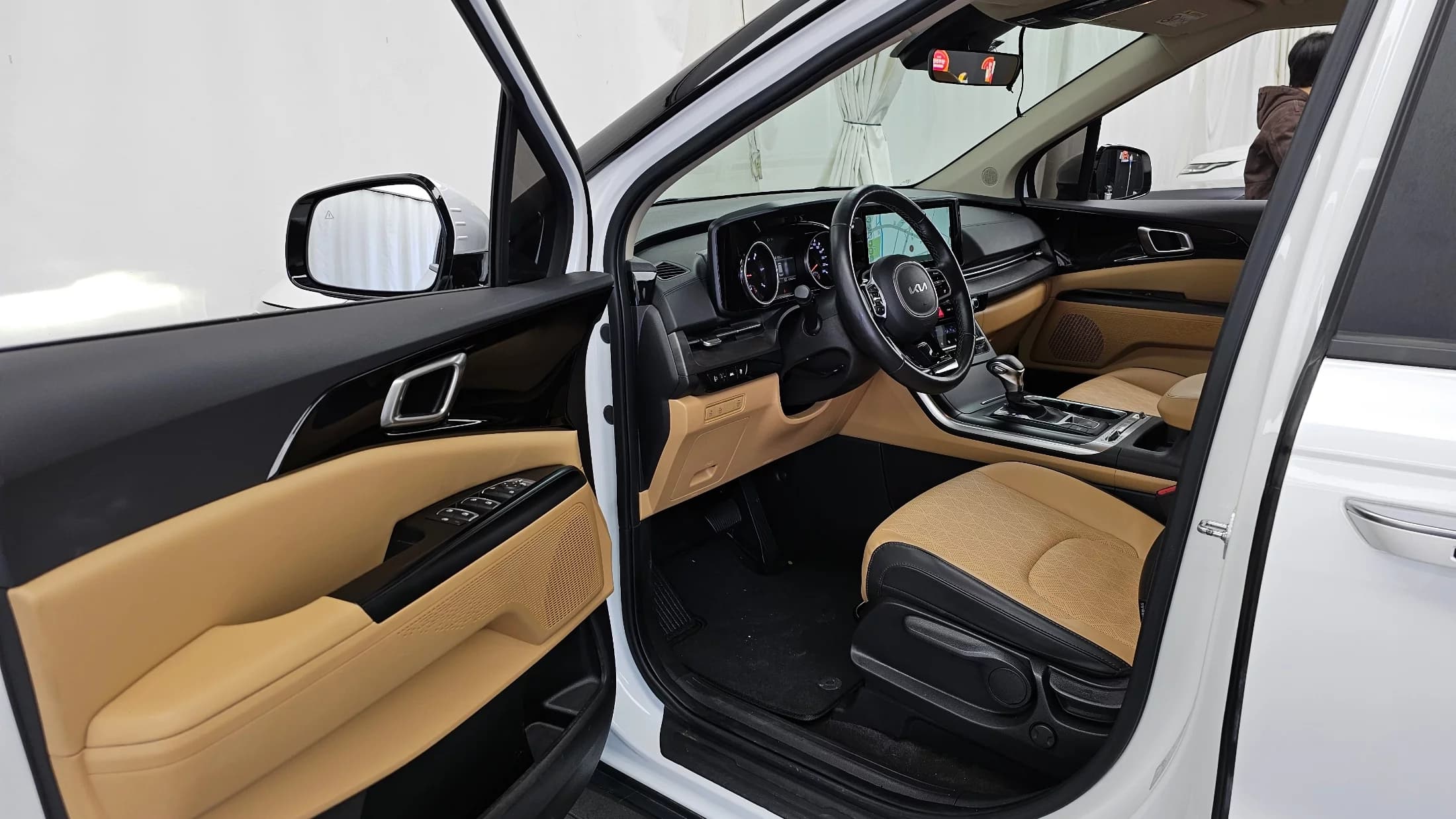 Kia Carnival 9-Seater Prestige, 2023 г. 108689 км. — фото 10