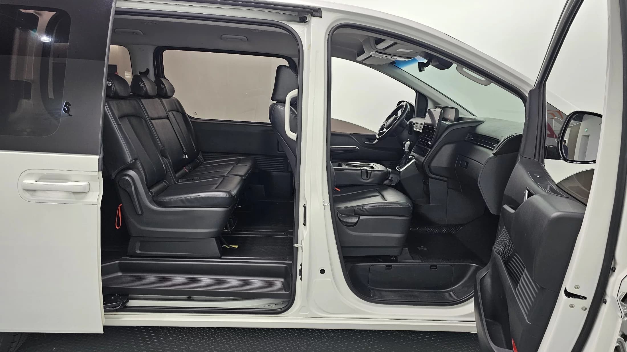 Hyundai Staria 4WD Tourer 9-Seater Modern, 2022 г. 58270 км. — фото 12