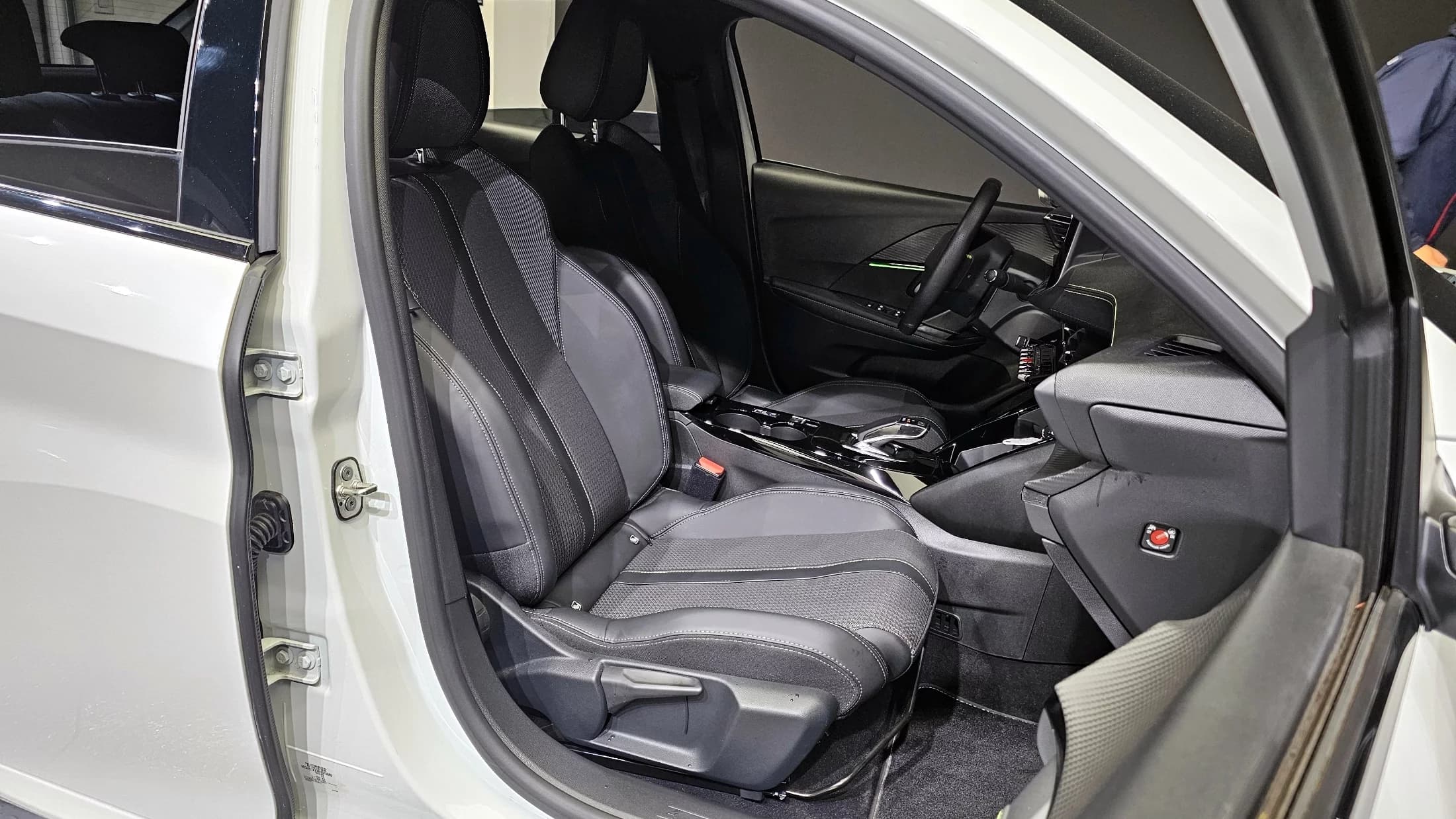 Peugeot 208 GT Line, электромобиль, 2022 г. 11187 км. — фото 12