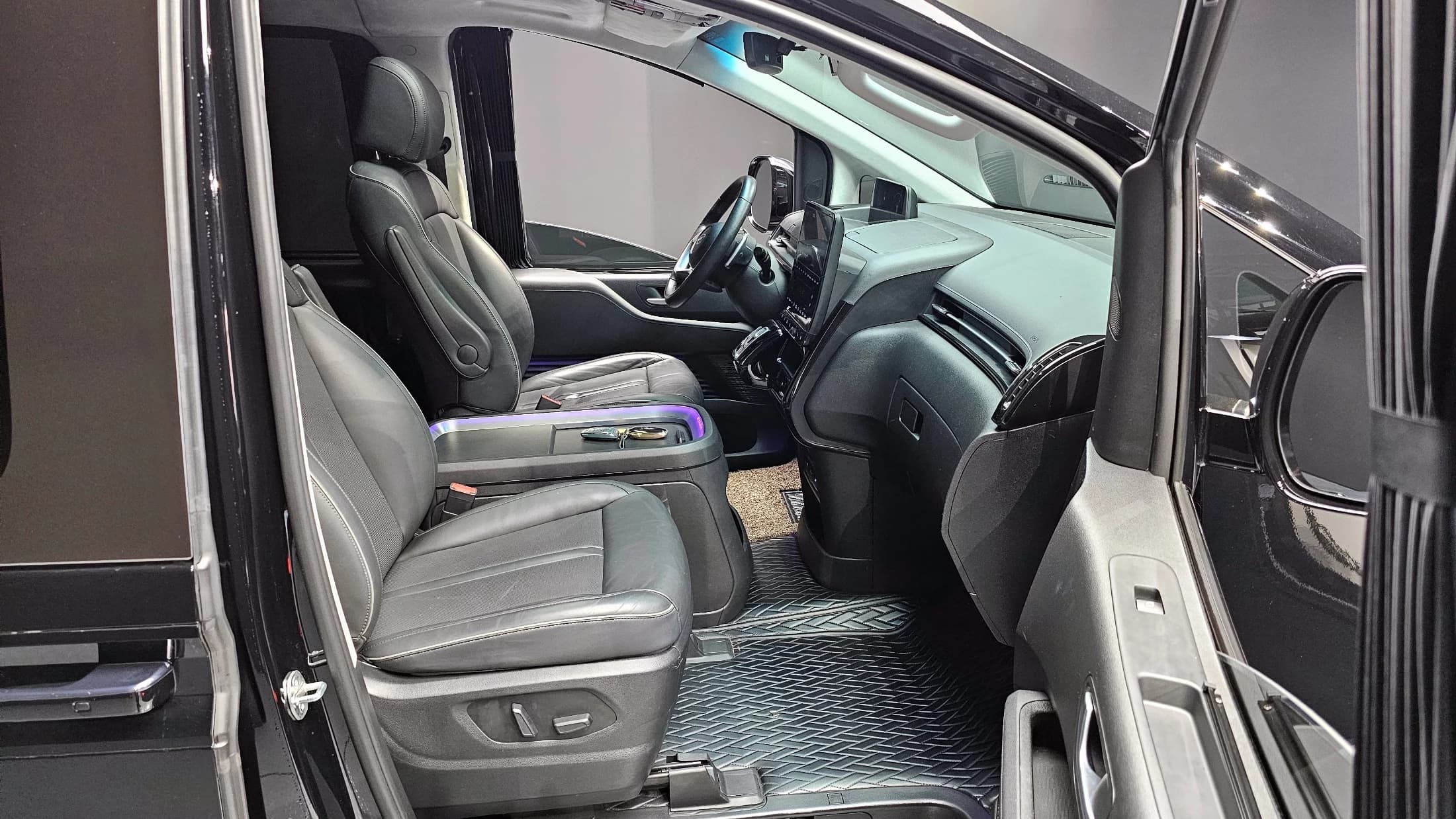 Hyundai Staria Lounge 7-Seater Inspiration, 2023 г. 138213 км. — фото 11