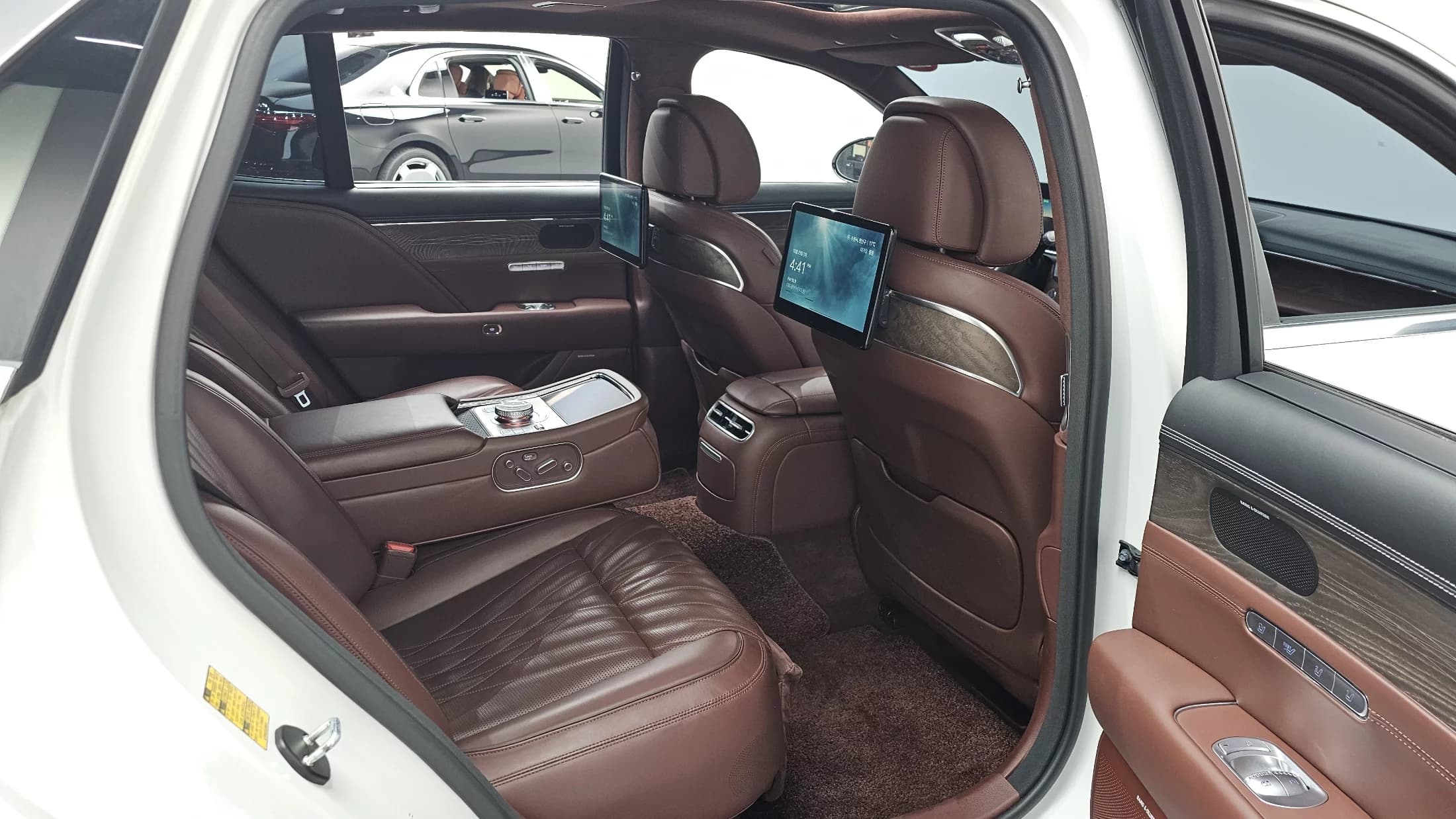 Genesis G90 Gasoline 3.5 Turbo AWD, 2022 г. 66069 км. — фото 12