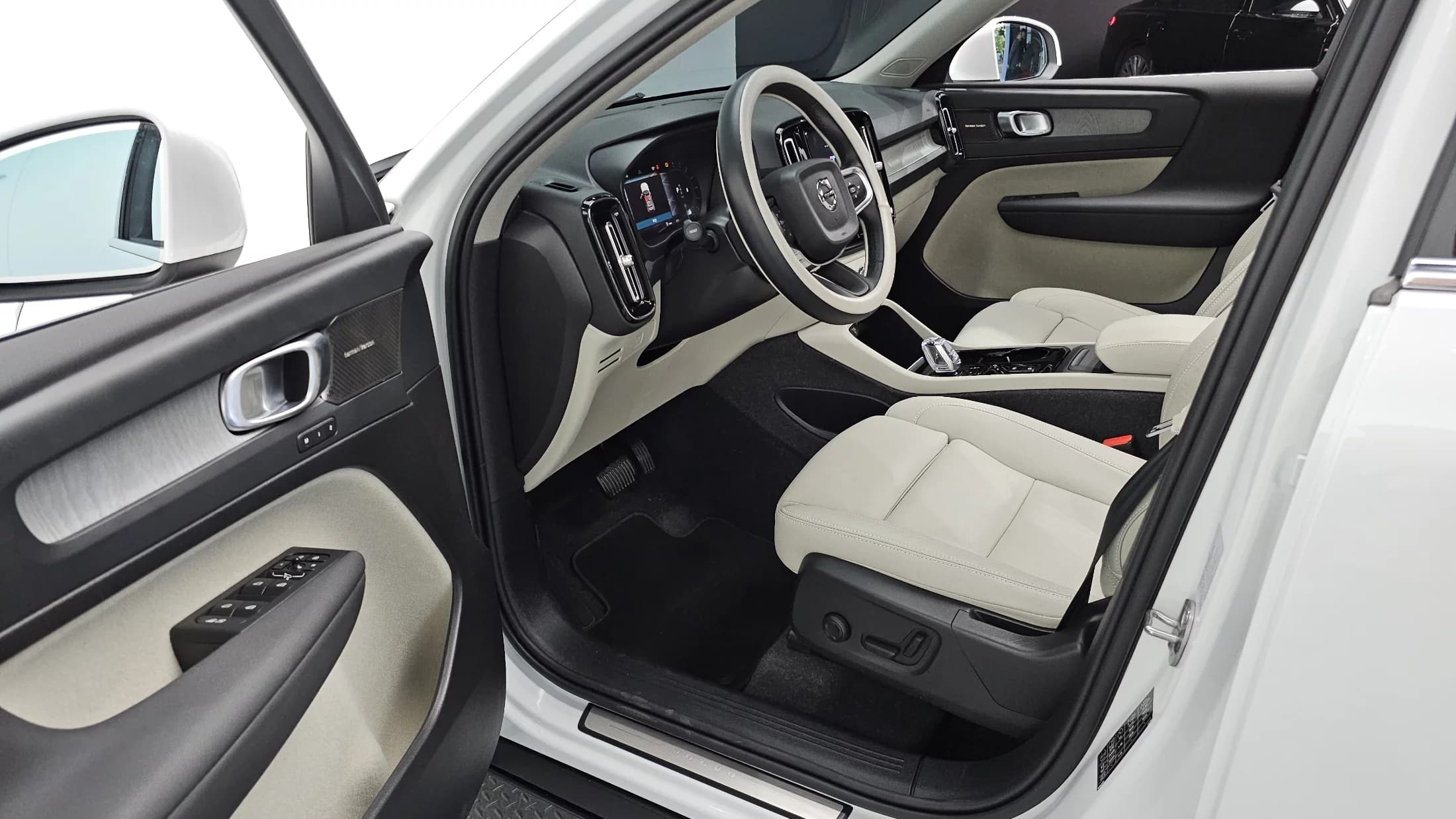 Volvo XC40 B4 Ultra Bright, 2024 г. 5759 км. — фото 11