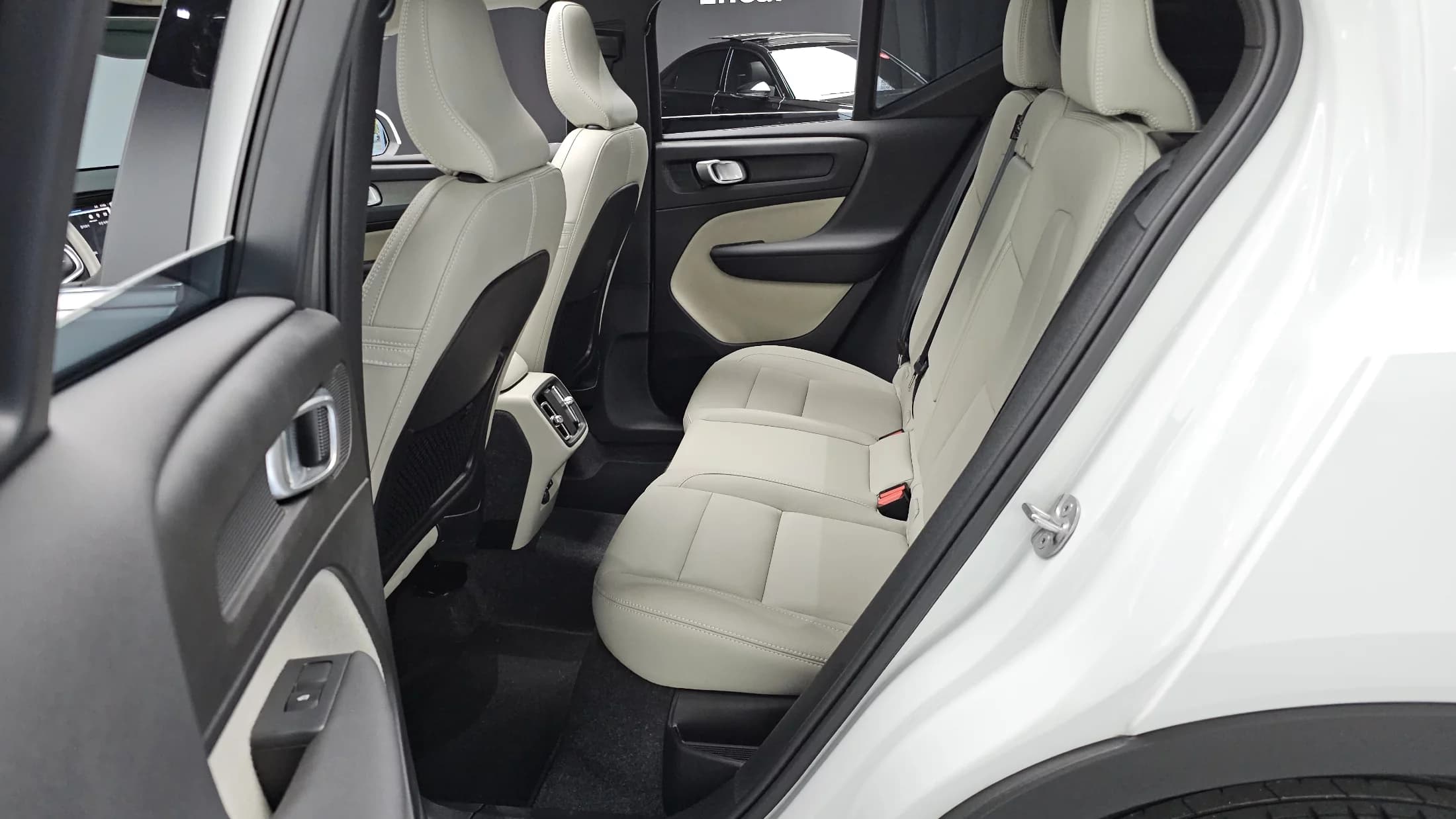 Volvo XC40 B4 Ultra Bright, 2024 г. 5759 км. — фото 12