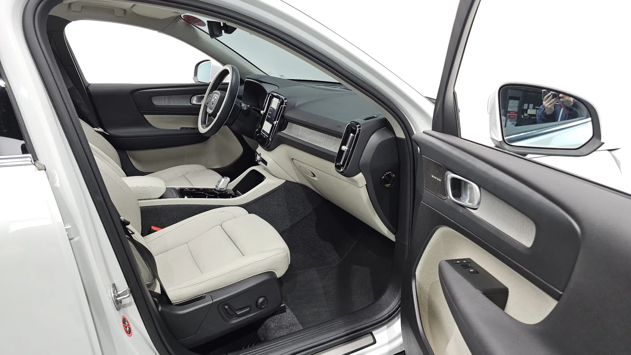 Volvo XC40 B4 Ultra Bright, 2024 г. 5759 км. — фото 10