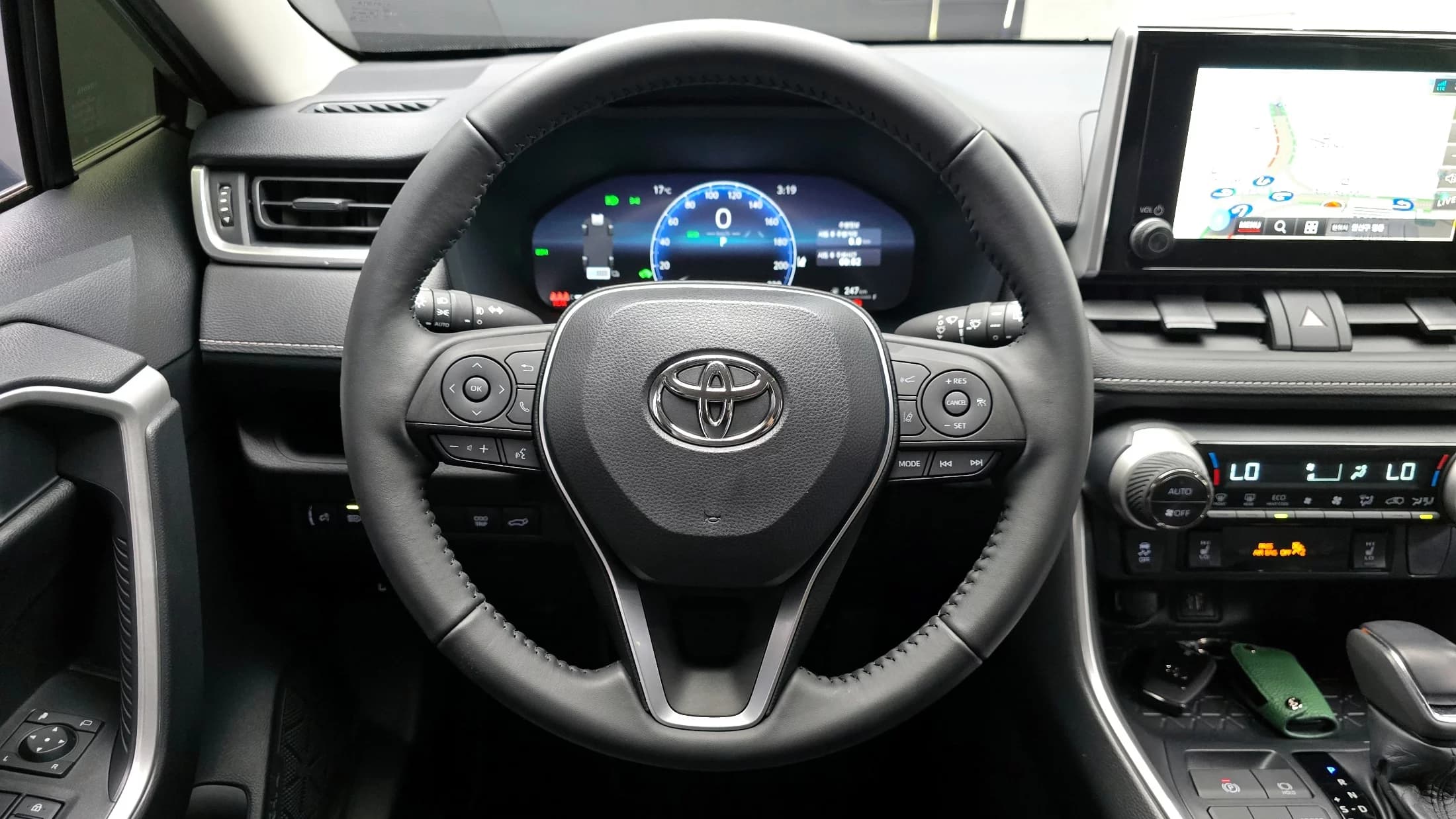 Toyota RAV4 2.5 2WD Hybrid XLE, гибрид, 2023 г. 64233 км. — фото 13
