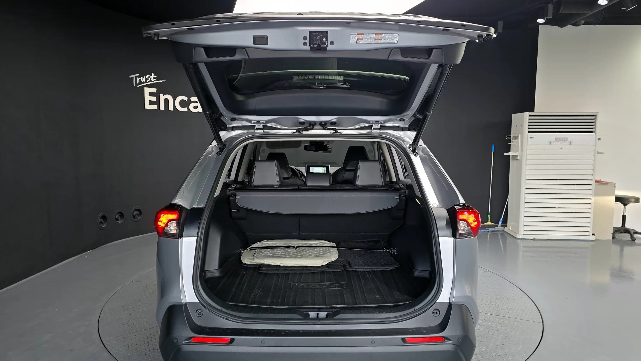 Toyota RAV4 2.5 2WD Hybrid XLE, гибрид, 2023 г. 64233 км. — фото 20