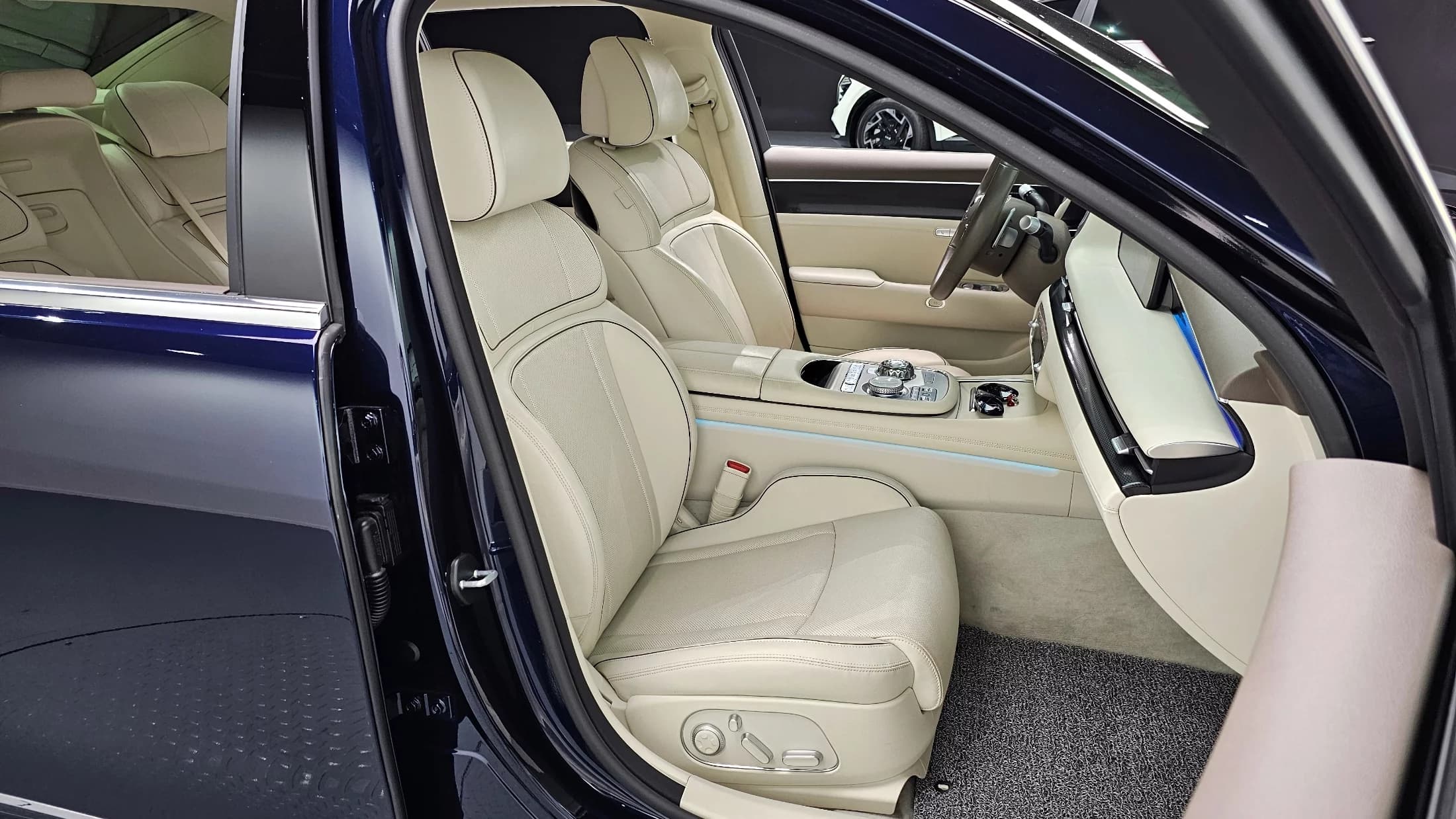 Genesis G90 Gasoline 3.5 Turbo AWD, 2023 г. 49588 км. — фото 10