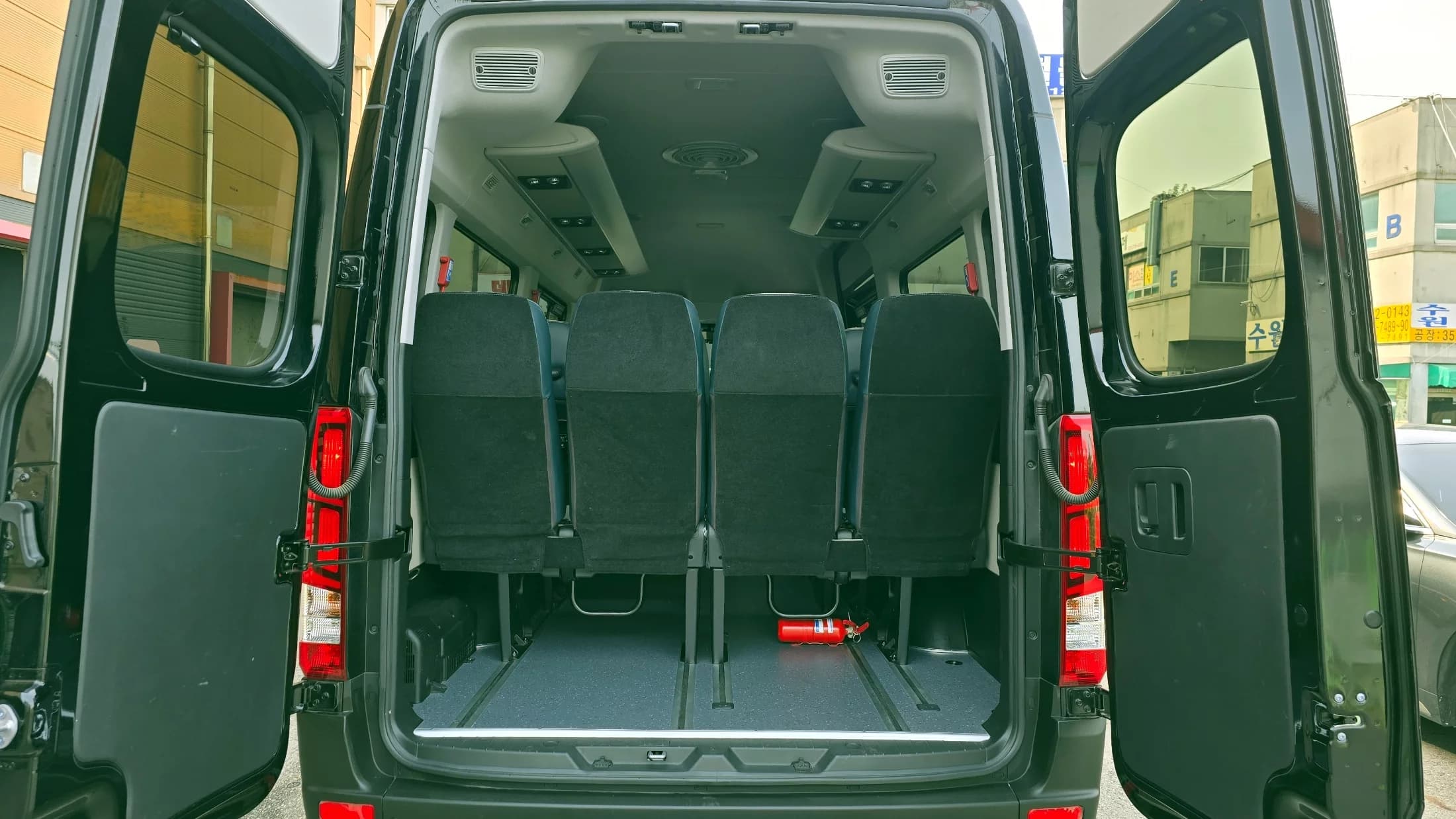 Hyundai H1 15-seater Luxury, 2022 г. 5680 км. — фото 20