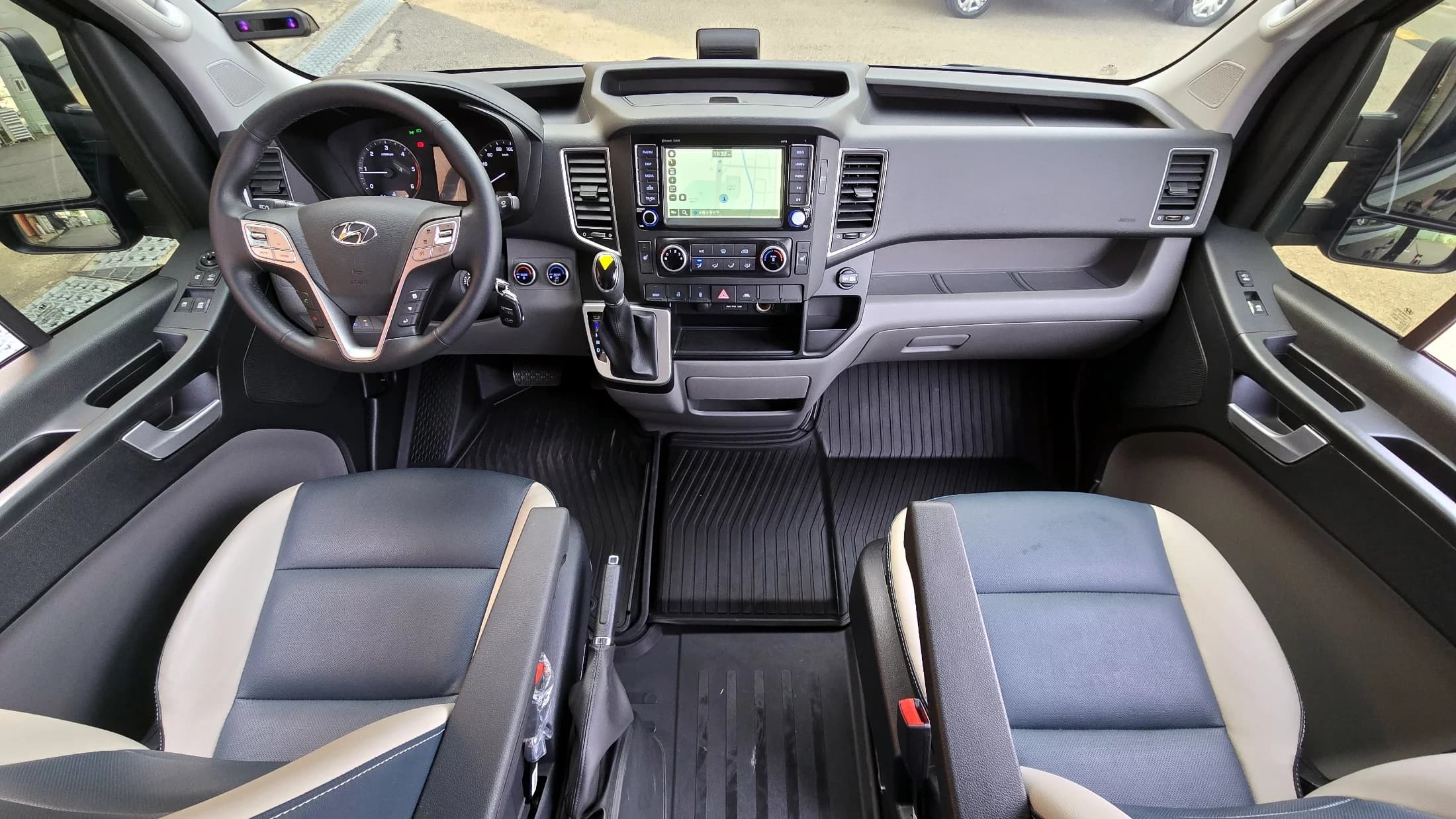 Hyundai H1 15-seater Luxury, 2022 г. 5680 км. — фото 7