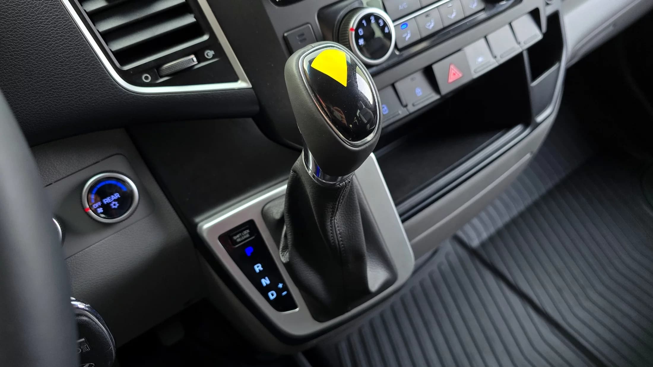 Hyundai H1 15-seater Luxury, 2022 г. 5680 км. — фото 9