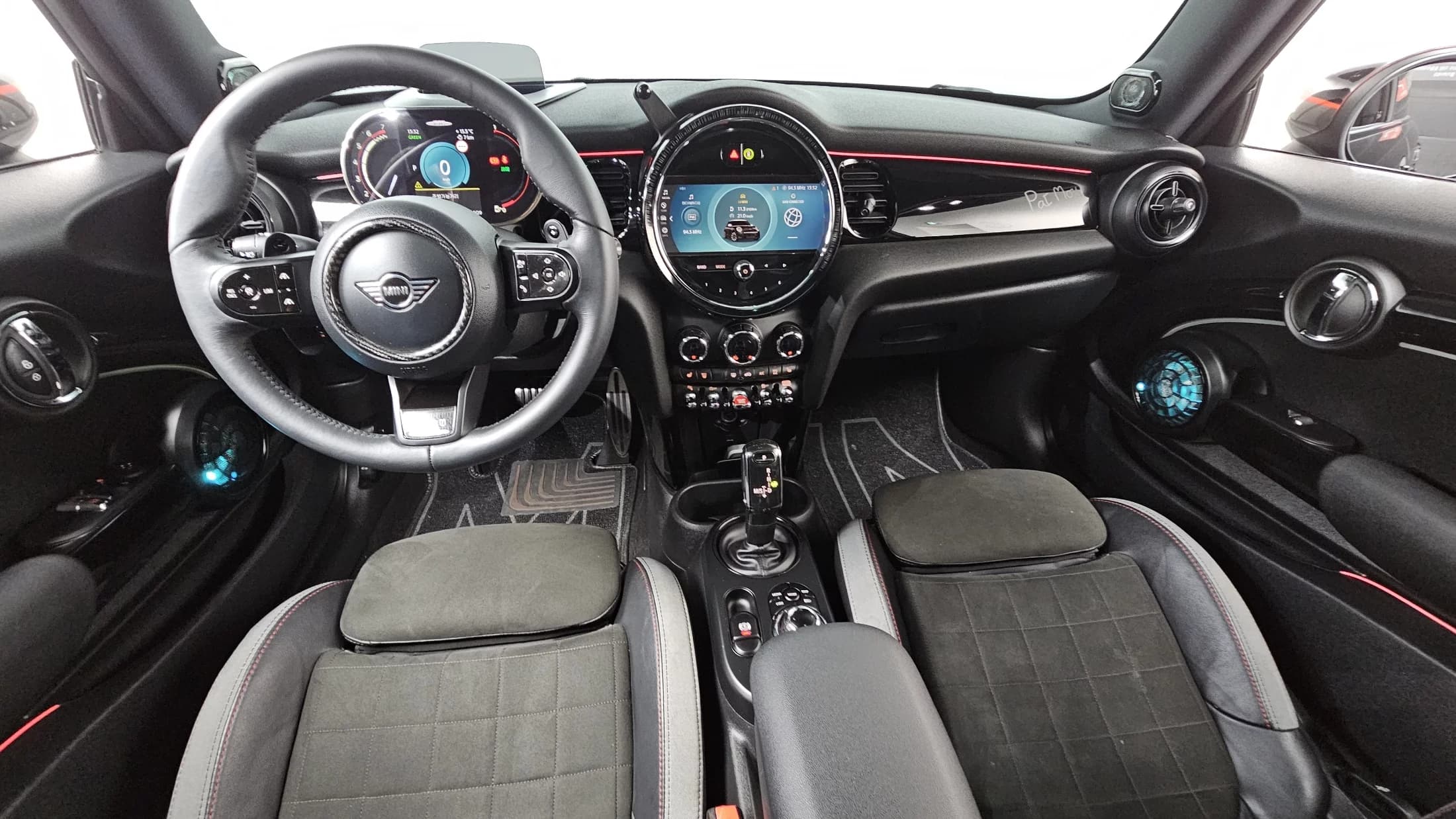 MINI Cooper JCW Pat Moss Edition 3rd, 2022 г. 39084 км. — фото 7