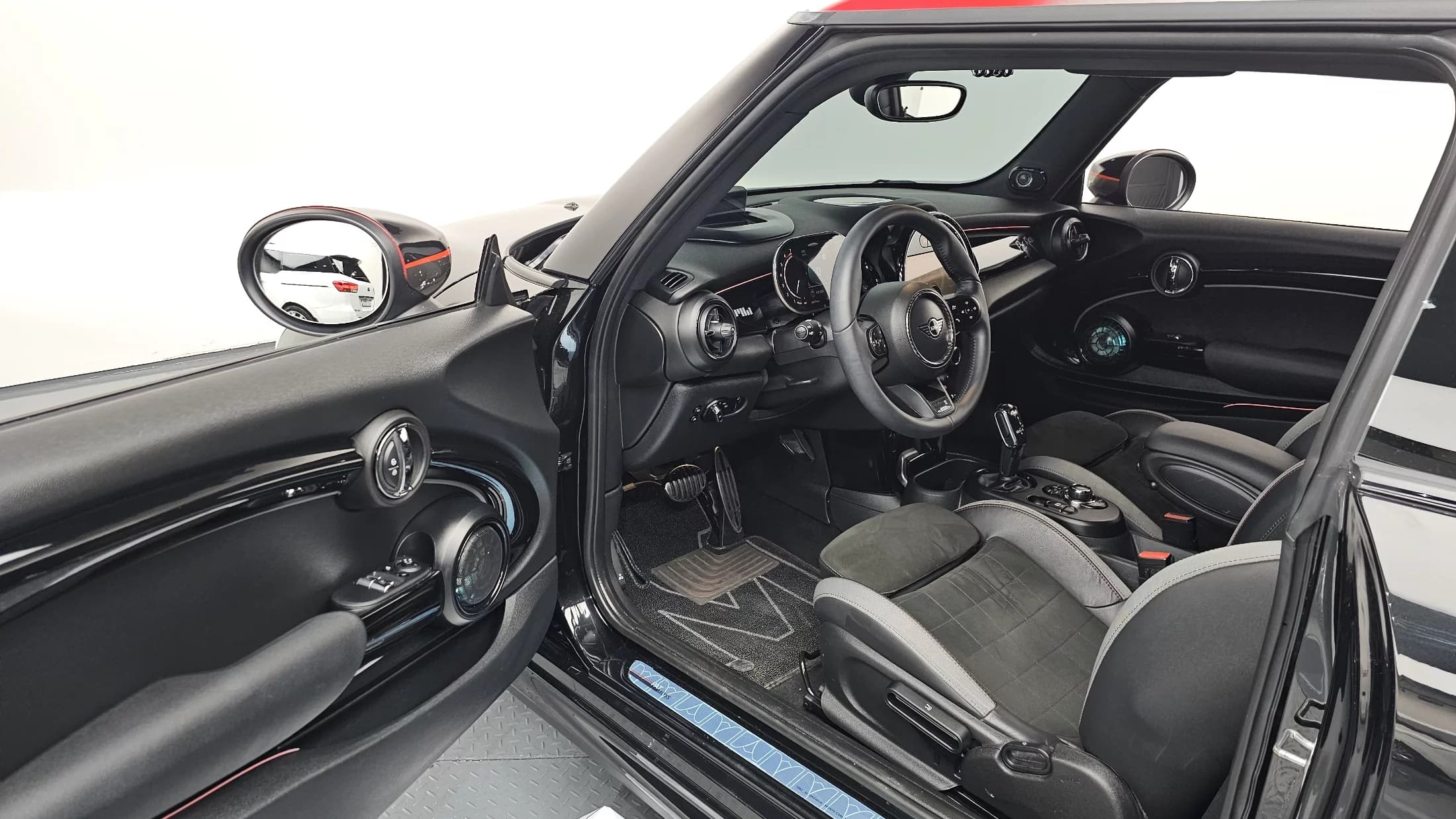 MINI Cooper JCW Pat Moss Edition 3rd, 2022 г. 39084 км. — фото 10
