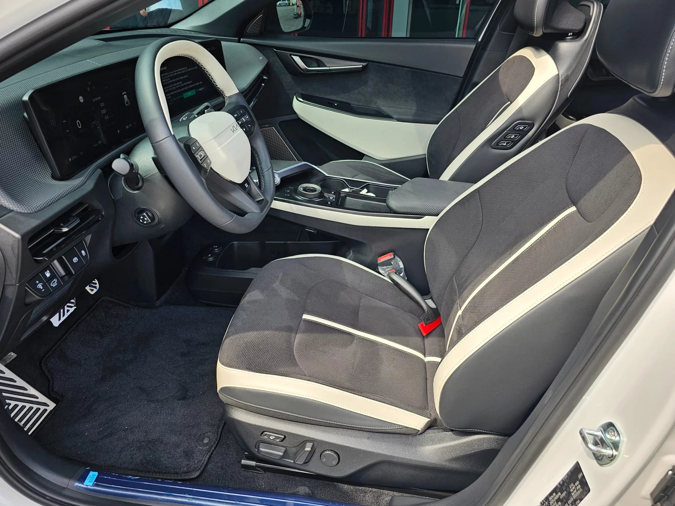 Kia EV6 Long Range 2WD GT Line, электромобиль, 2024 г. 5653 км. — фото 7