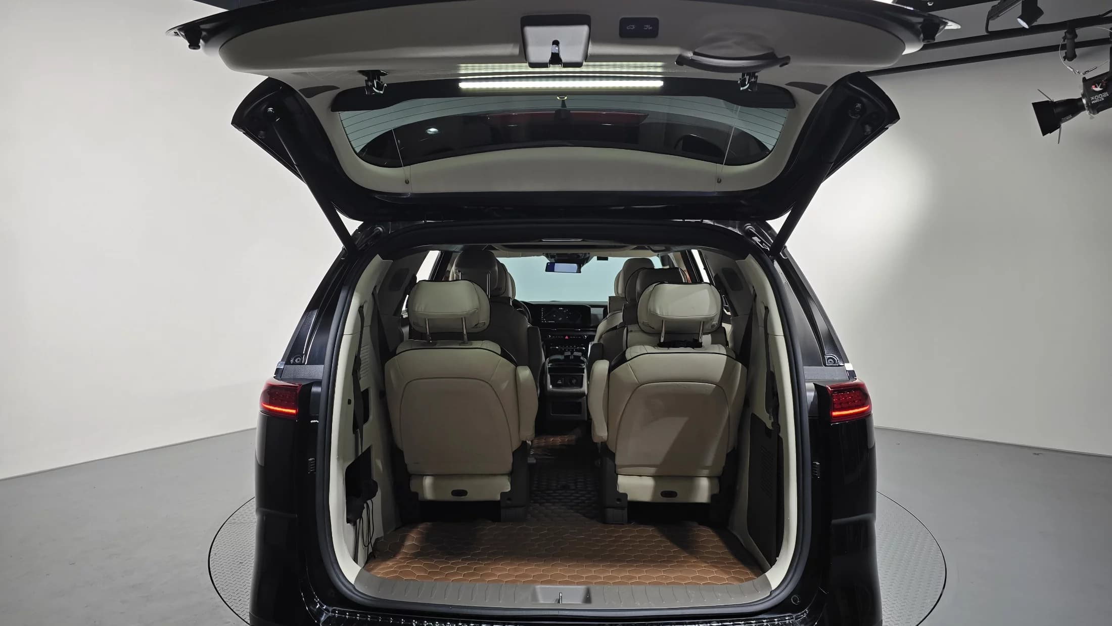 Kia Carnival Gasoline 9-seater Limousine(Special vehicle), 2021 г. 61362 км. — фото 20