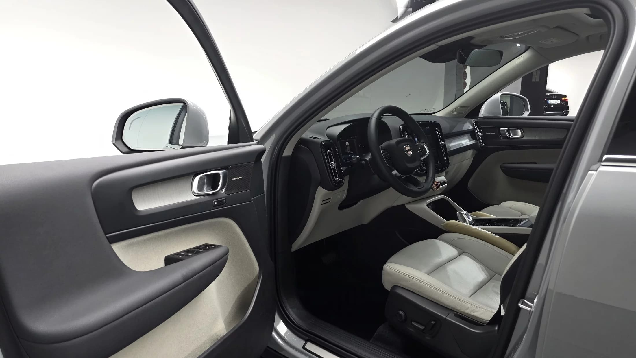 Volvo XC40 B4 Ultra Bright, 2024 г. 7908 км. — фото 12