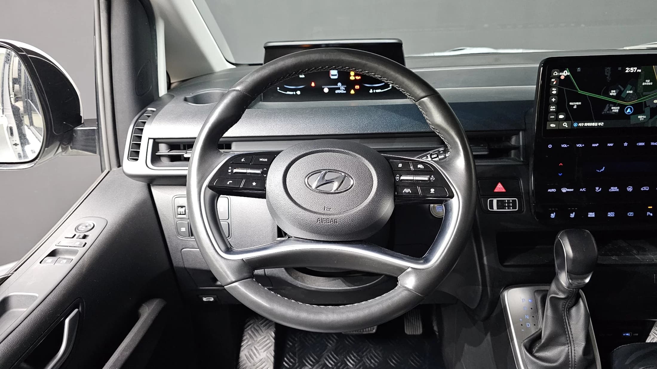 Hyundai Staria 4WD Tourer 9-Seater Modern, 2022 г. 69150 км. — фото 12