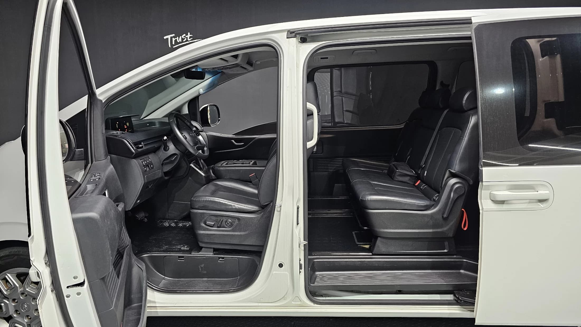 Hyundai Staria 4WD Tourer 9-Seater Modern, 2022 г. 69150 км. — фото 19