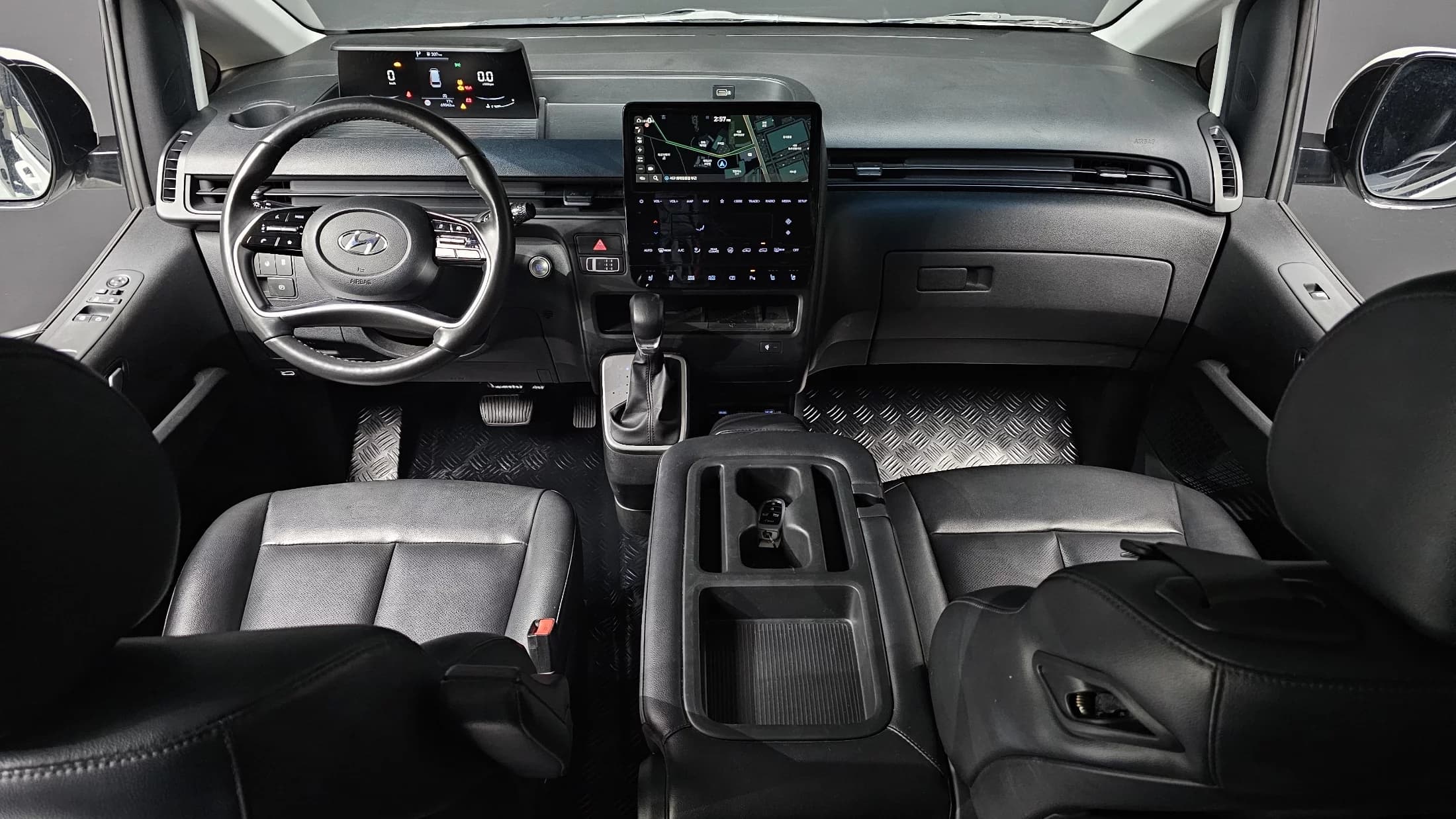 Hyundai Staria 4WD Tourer 9-Seater Modern, 2022 г. 69150 км. — фото 7