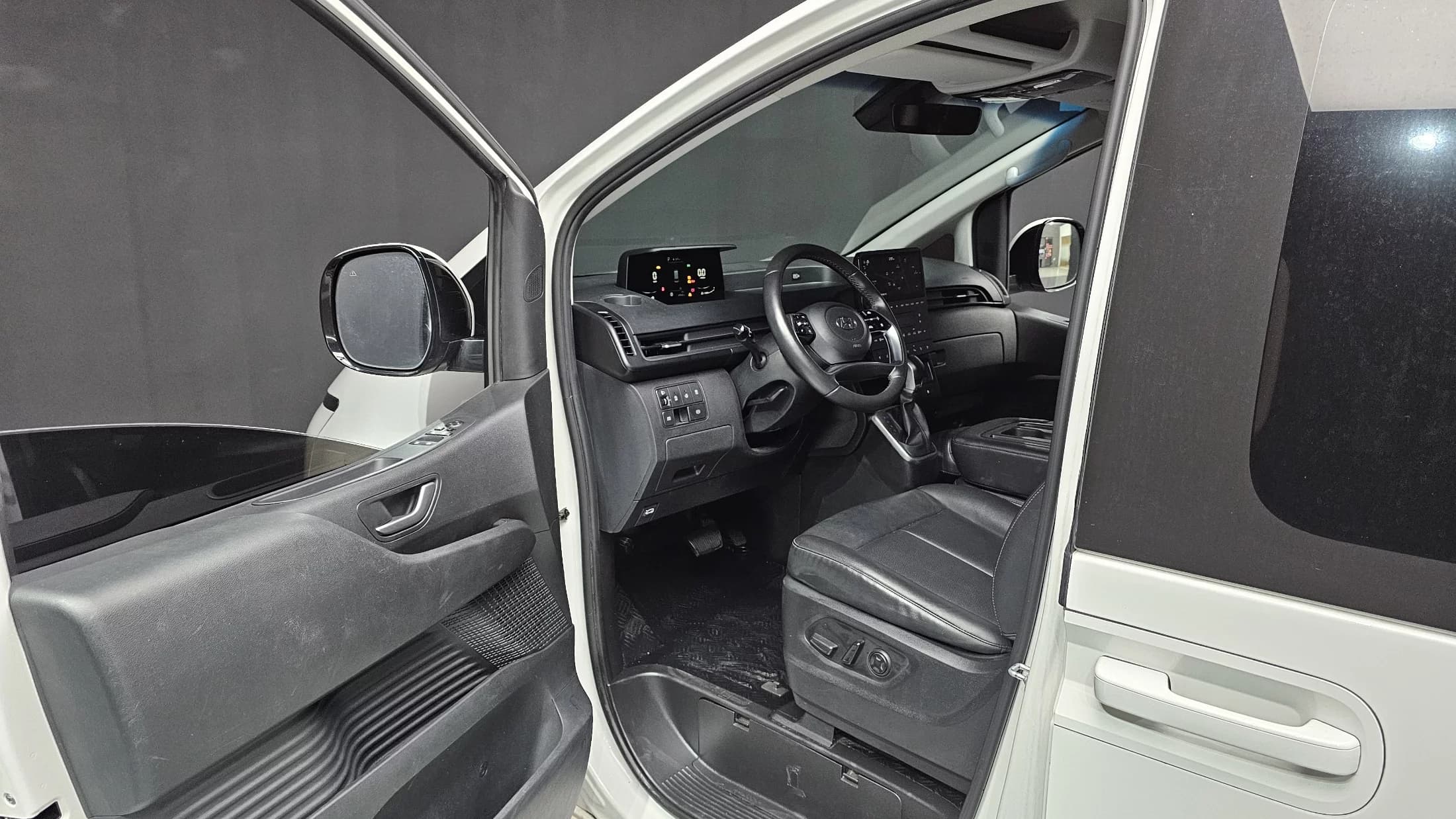 Hyundai Staria 4WD Tourer 9-Seater Modern, 2022 г. 69150 км. — фото 10
